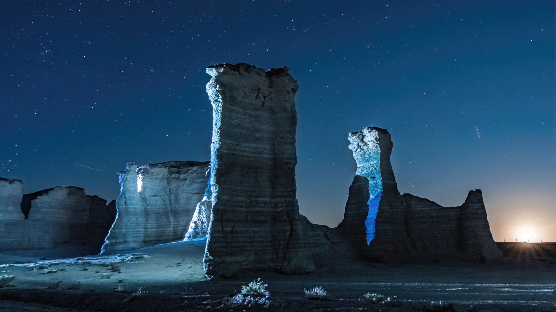 Горный монумент под ночным звездным небом