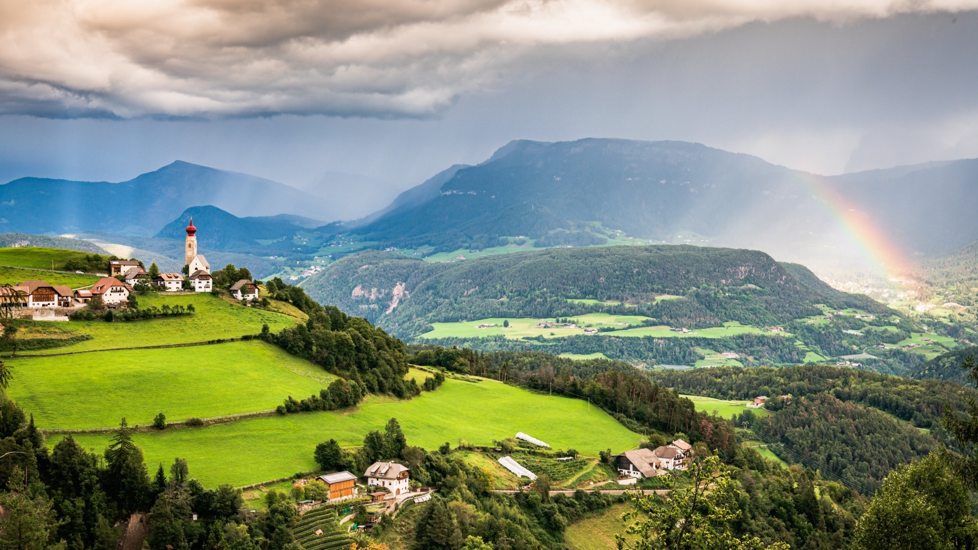 Дождь омывает покрытые зеленью горы