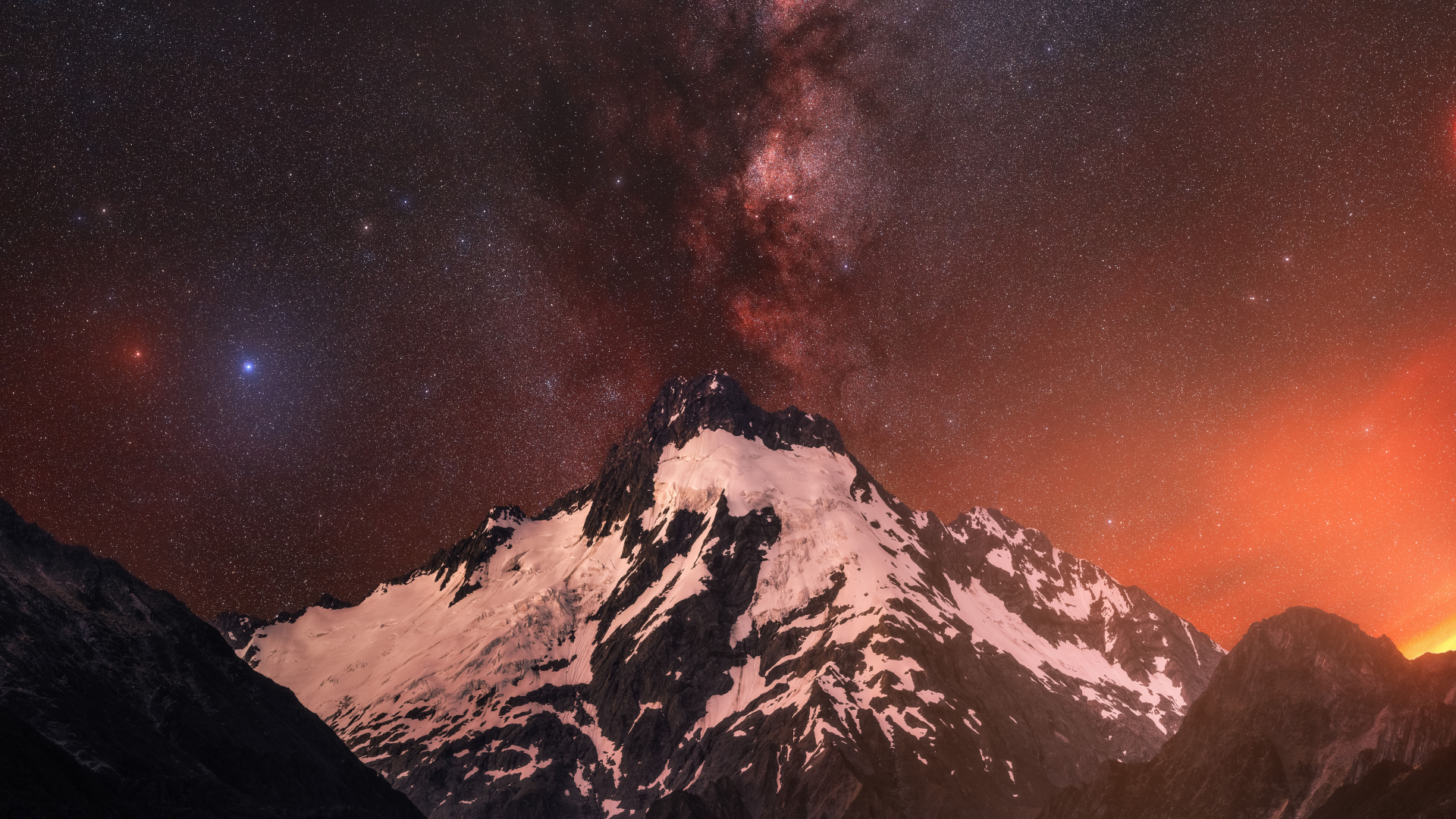 Заснеженная вершина горы под звездным небом