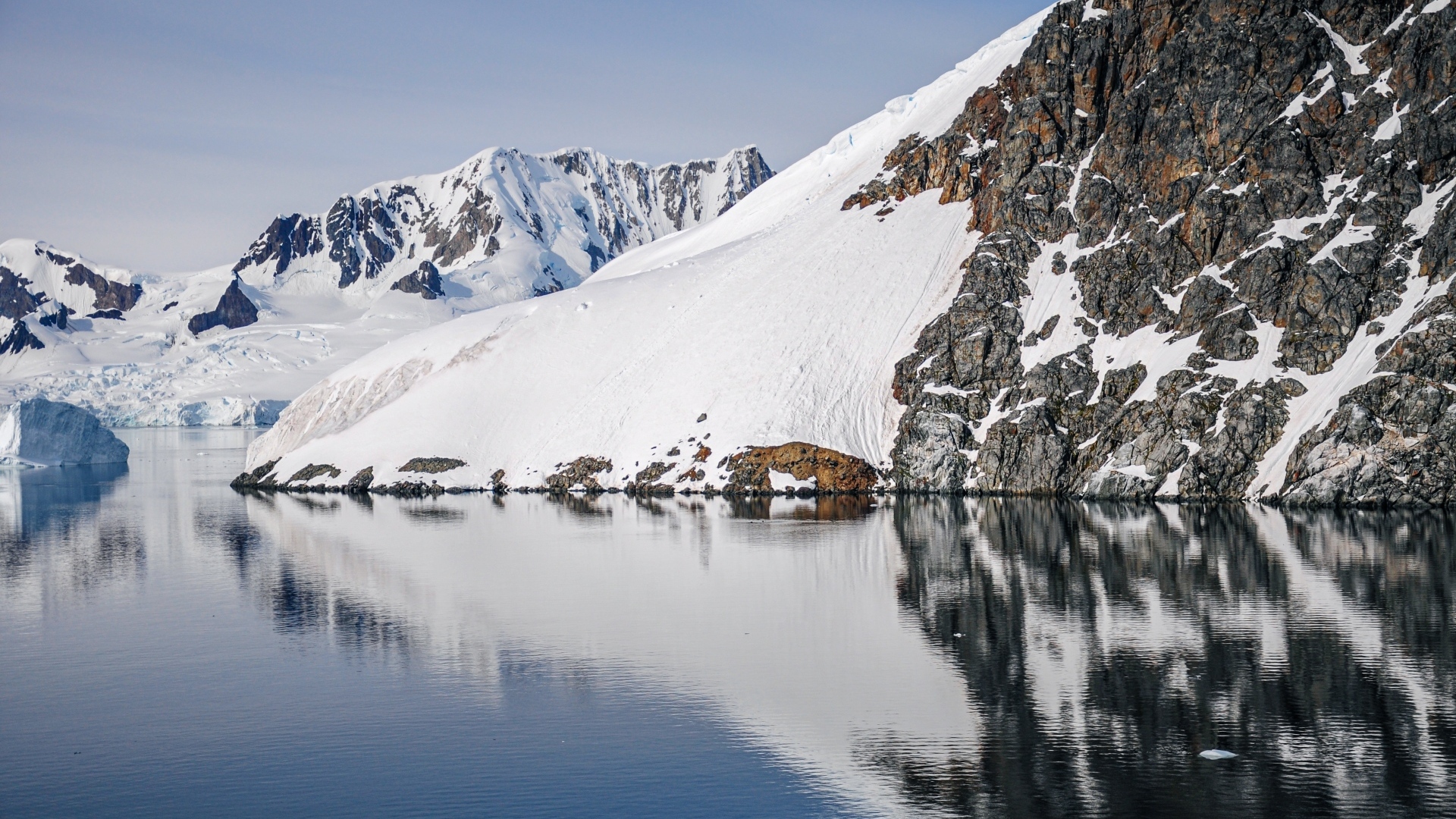 Заснеженная гора отражается в воде