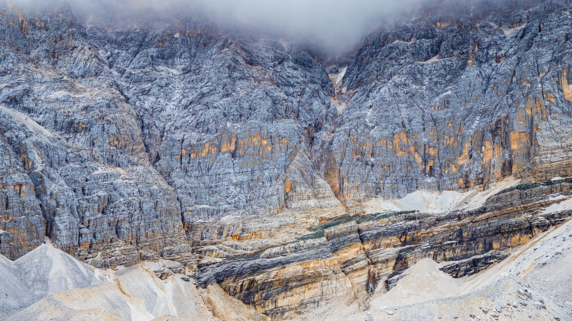 Вид на горный обрыв в тумане