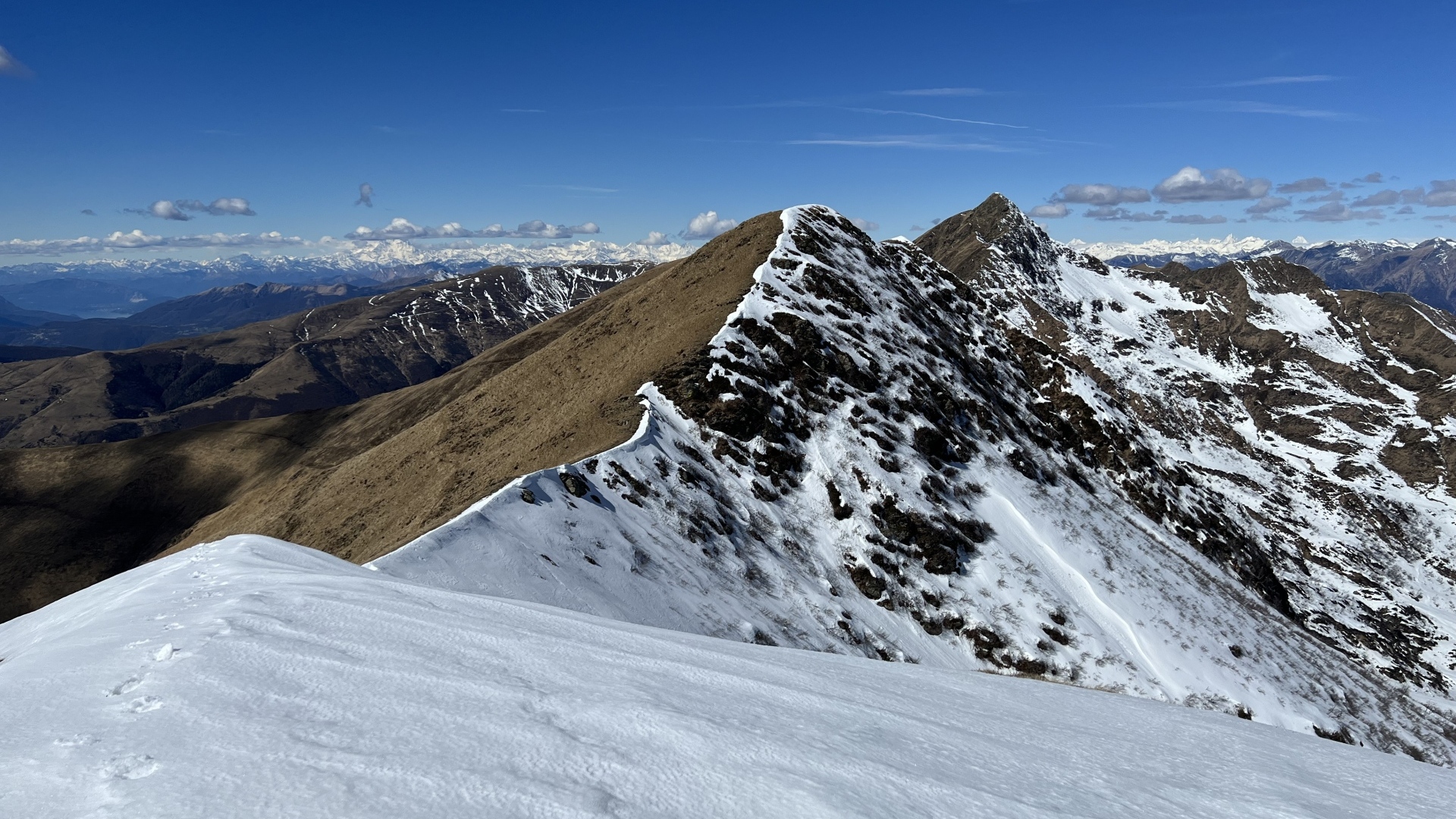 Вид на заснеженную гору под голубым небом
