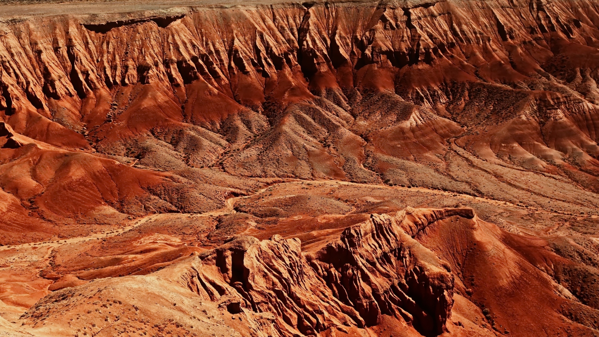 Вид на глубокий каньон сверху