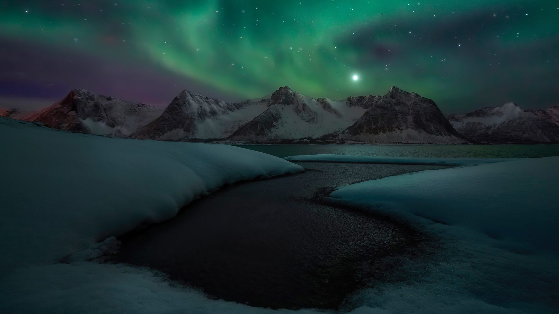 Полярное сияние над озером зимой