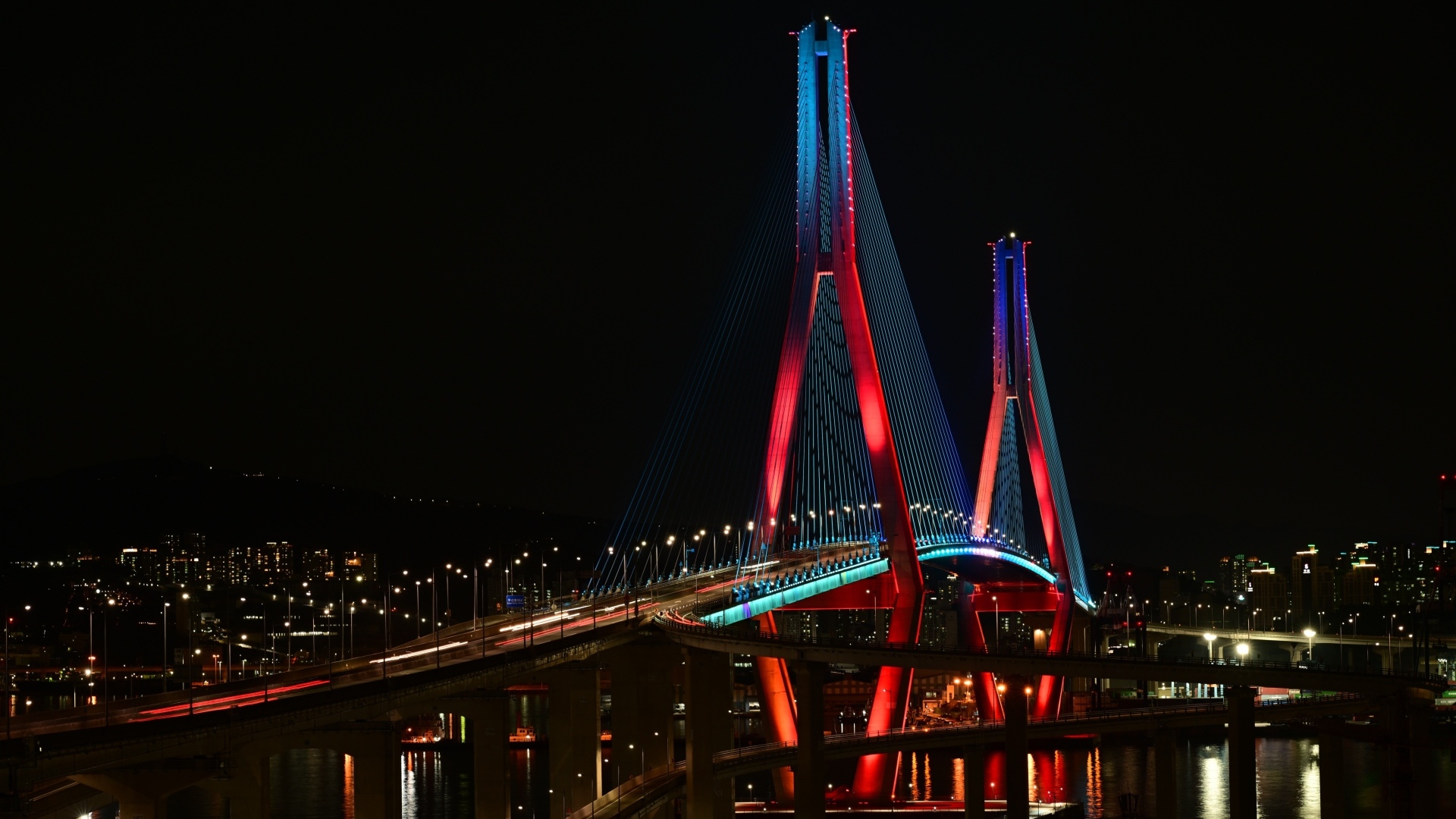 Красивый большой мост через реку