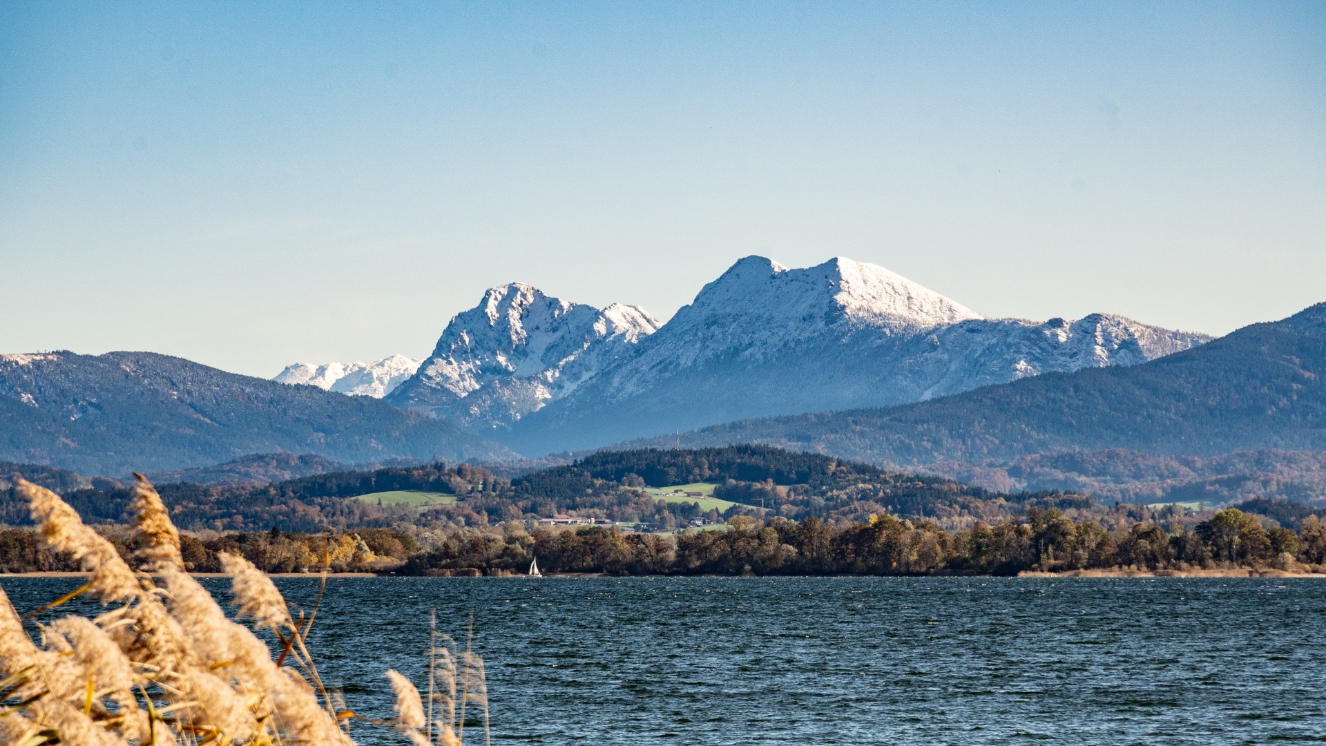 Голубое небо над горой у озера