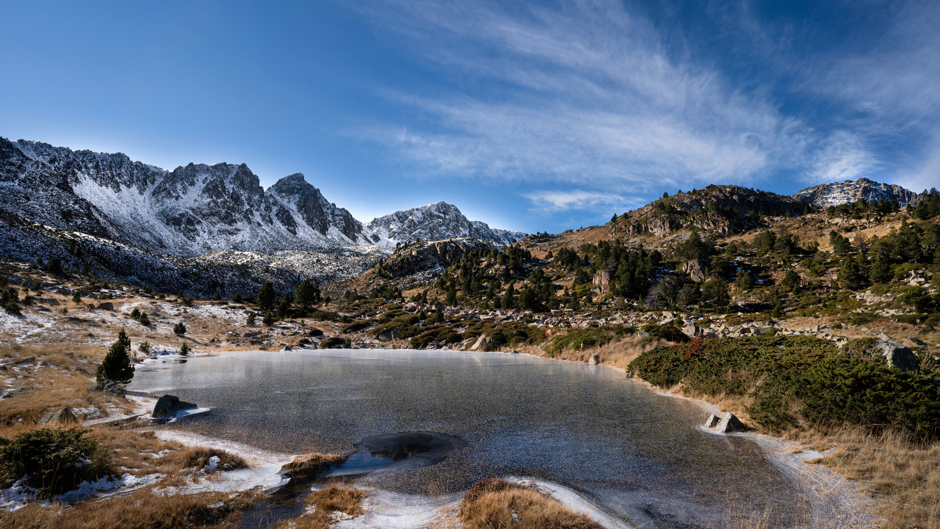 Заледеневшее маленькое озеро в горах