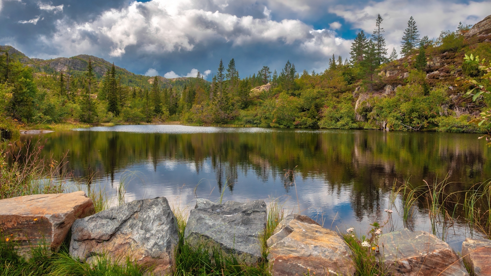 Большие камни на берегу у горного озера