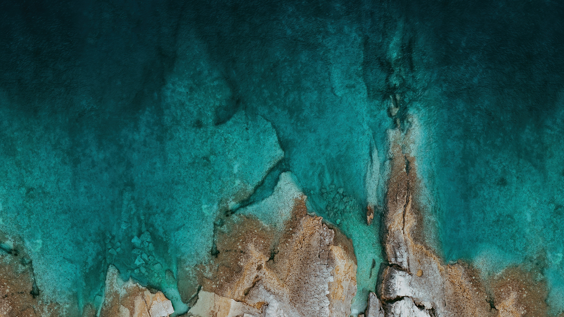 Вид сверху на дно озера