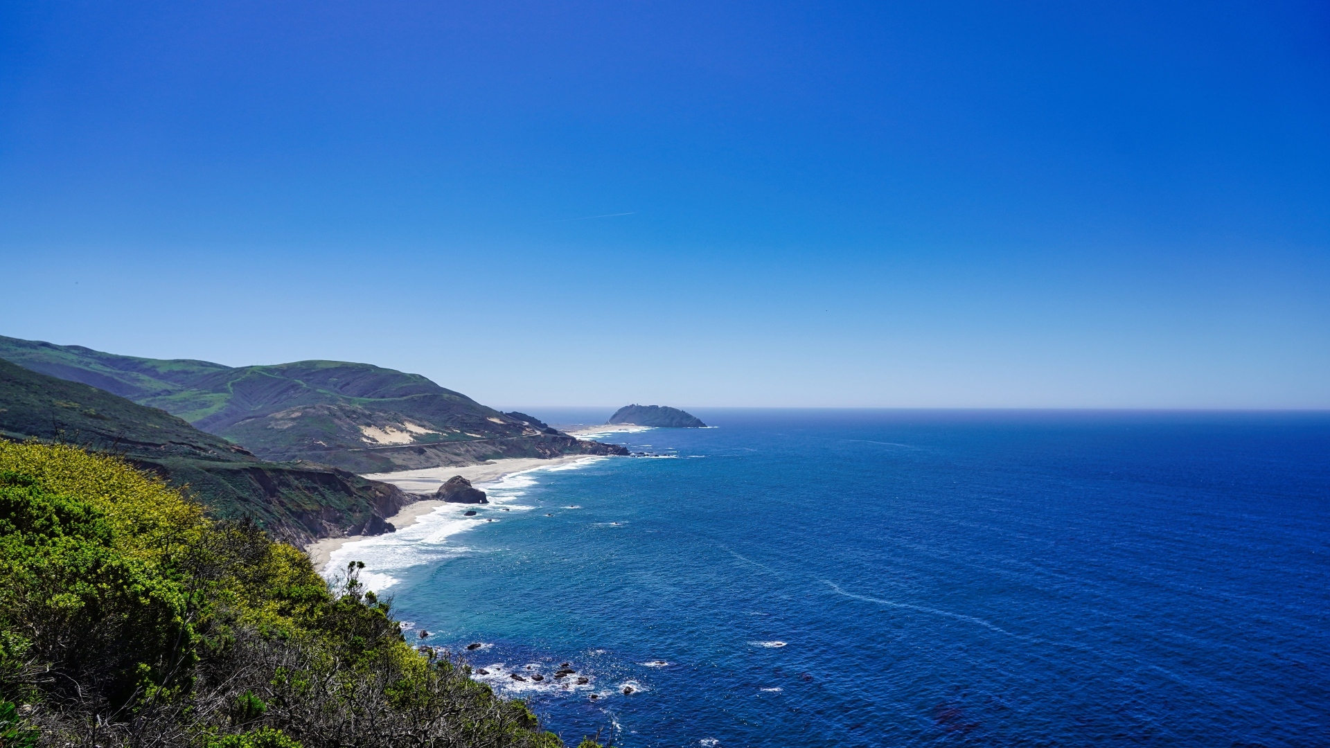 Красивый вид на горы у подножия океана