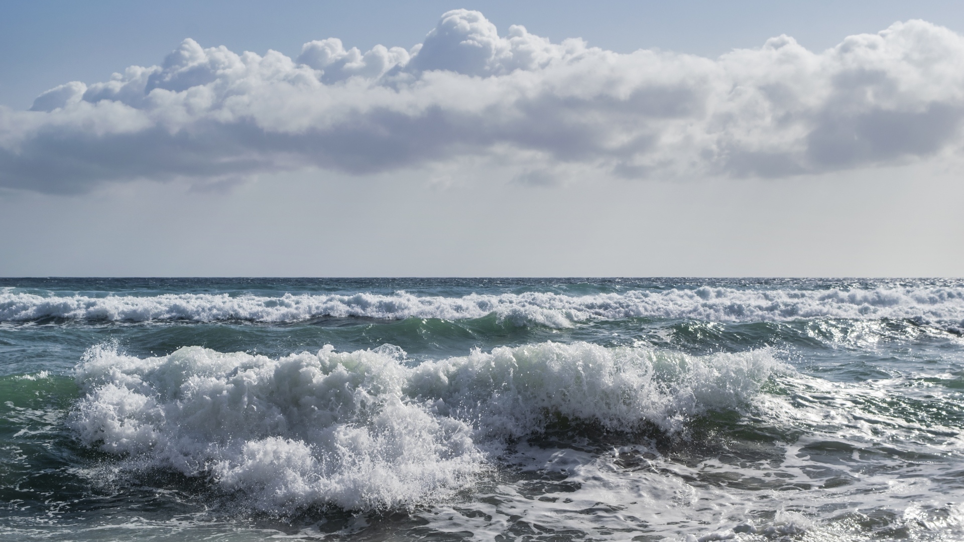 Большое белое облако над бушующим морем