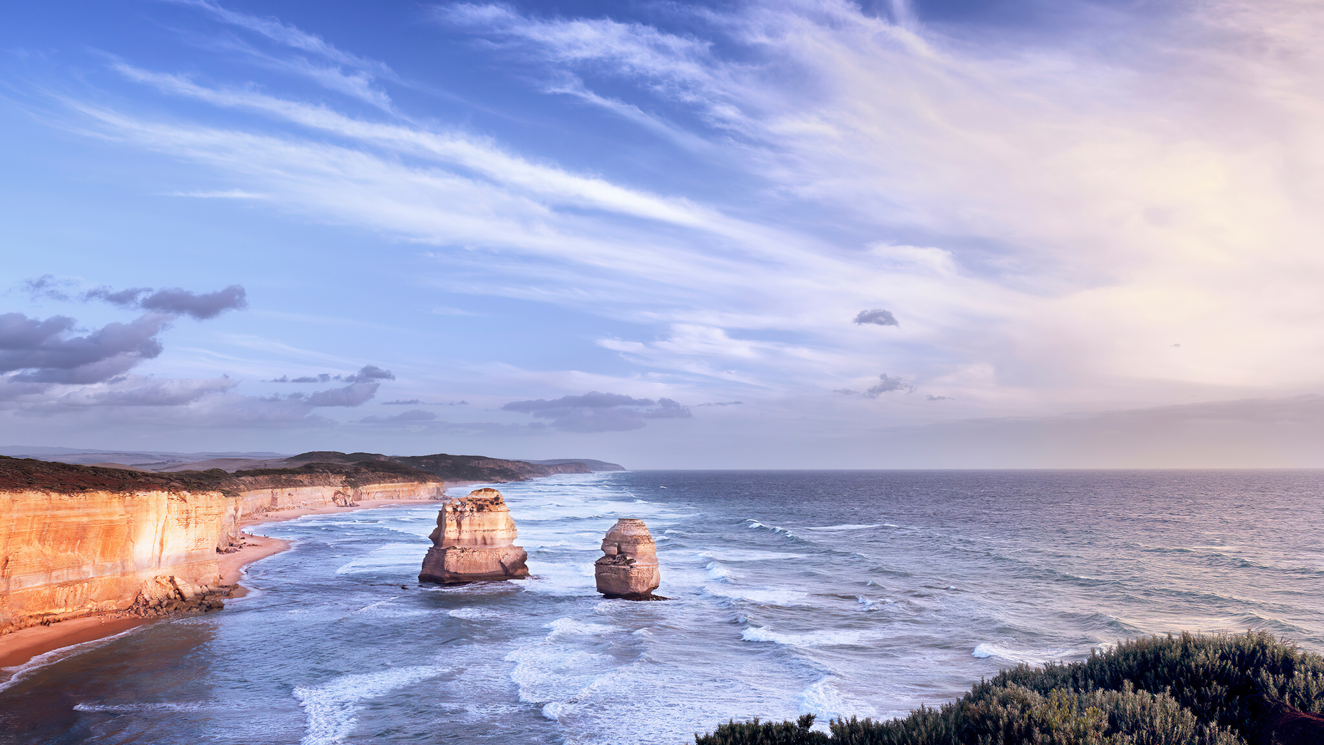 Спокойное море под красивым небом