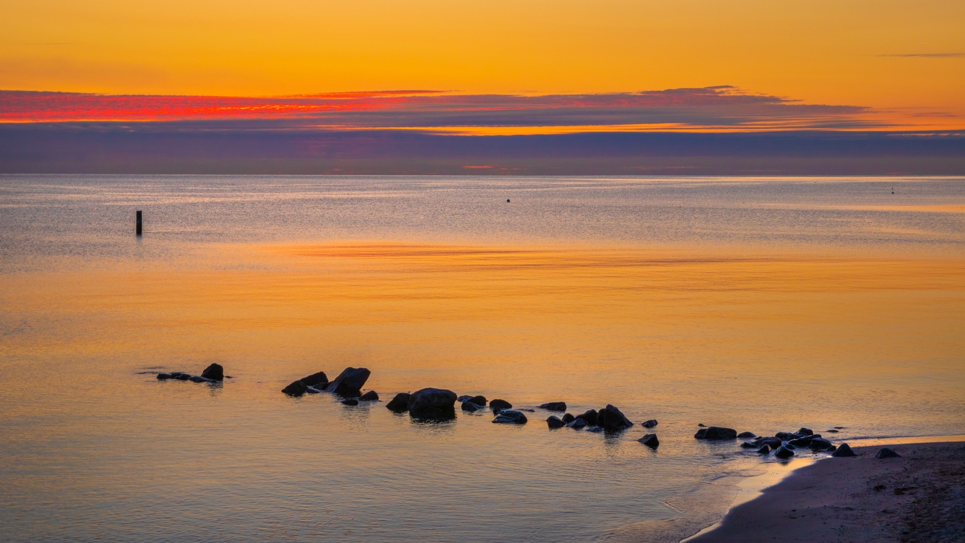 Спокойное теплое море на закате в сумерках