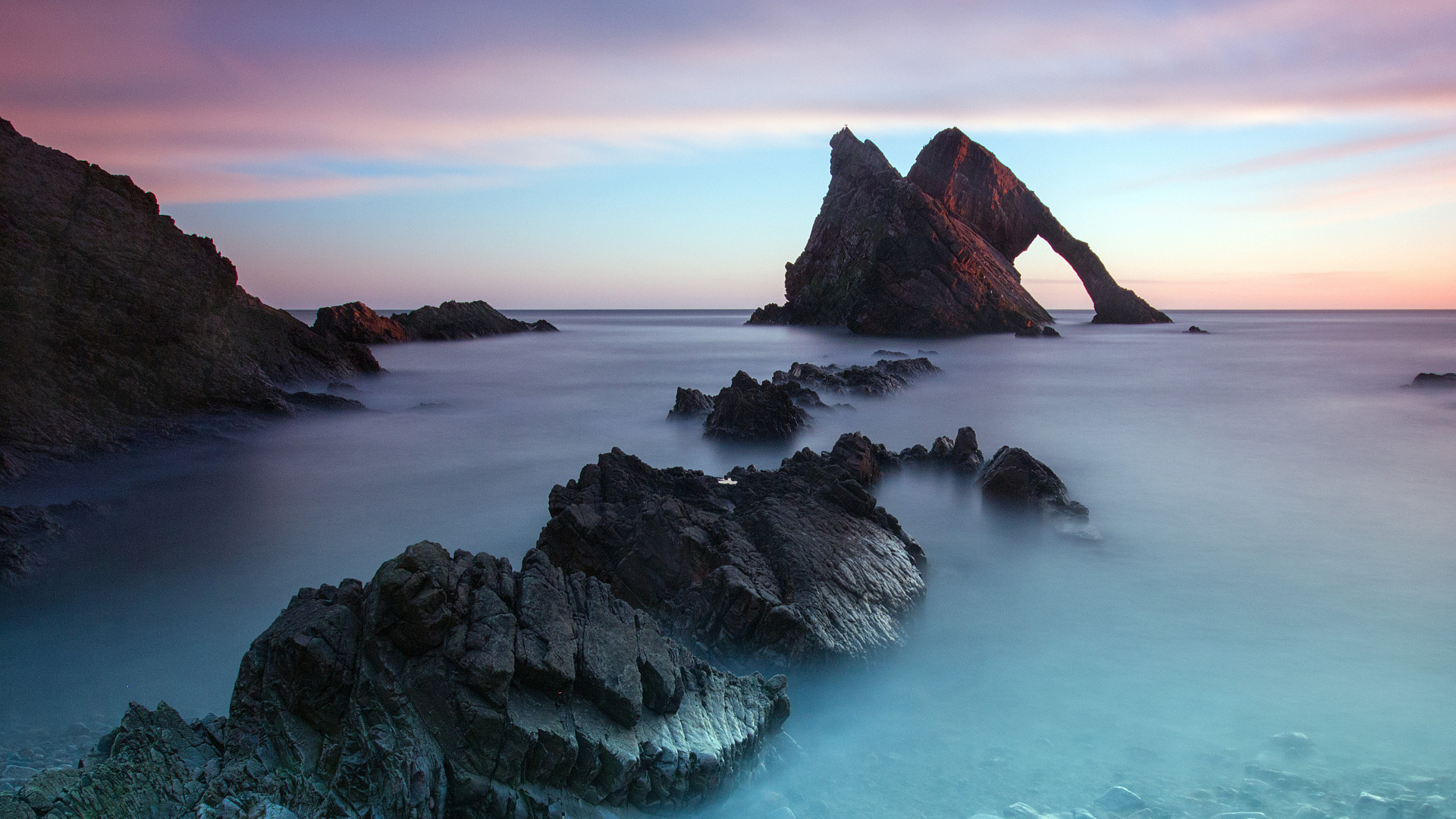 Большие камни в холодной морской воде