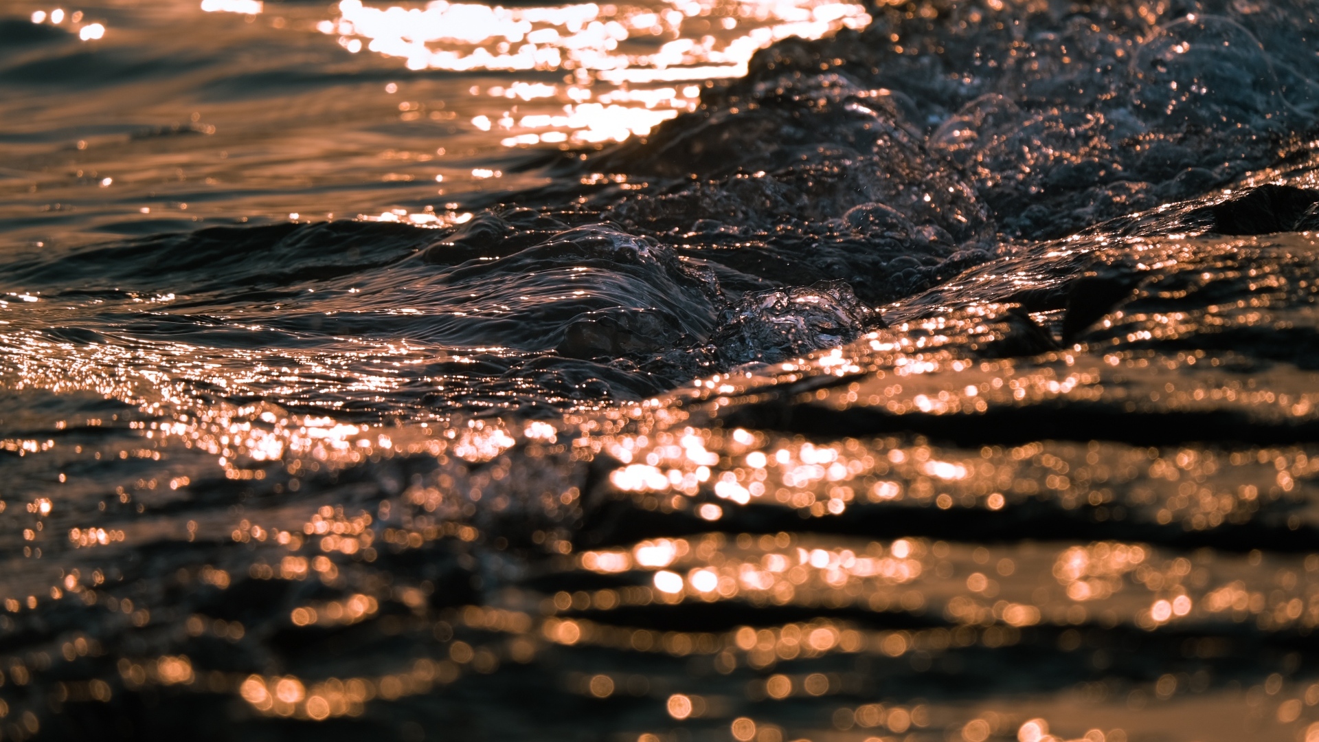 Морская вода с волнами крупным планом