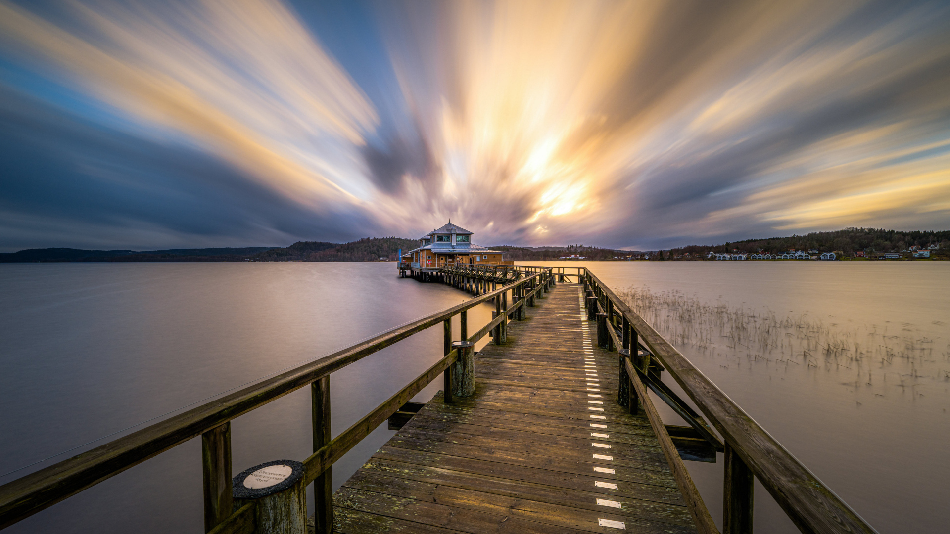 Деревянный пирс у моря на закате