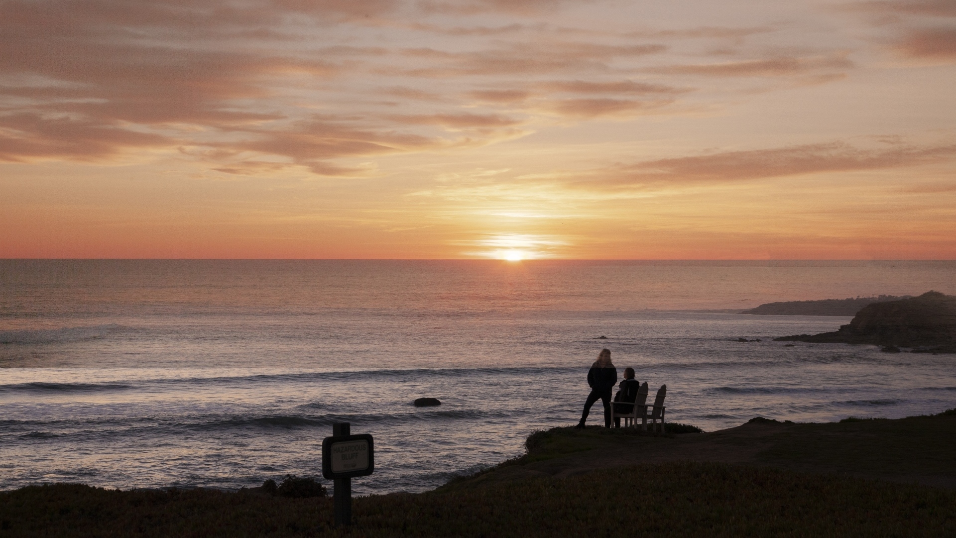 Красивый закат летнего солнца над морем