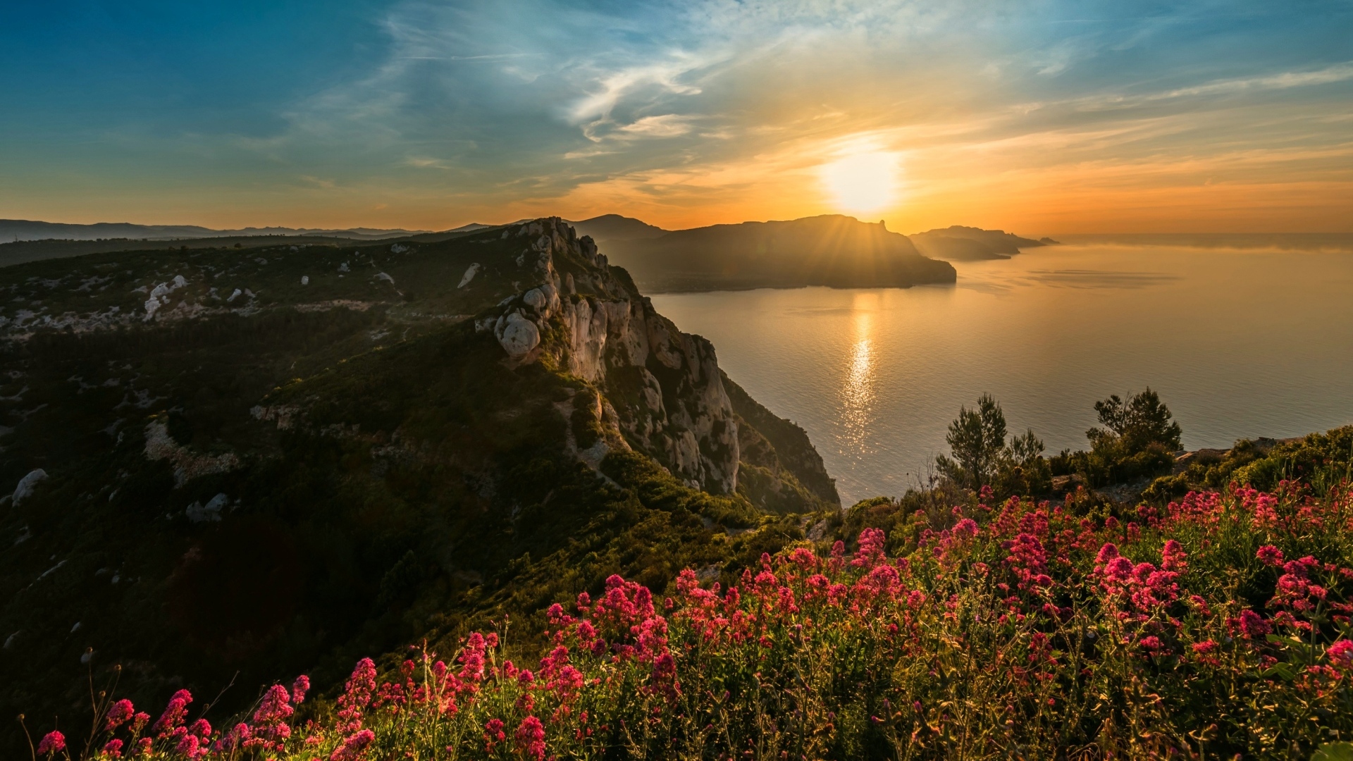 Красивый рассвет солнца над горами летом