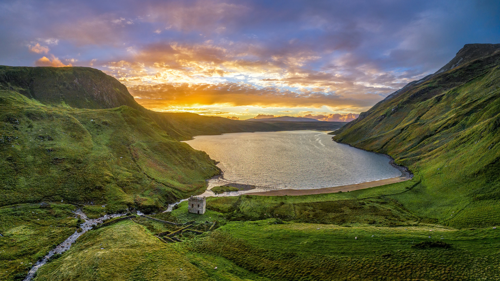 Красивый закат солнца над горным озером