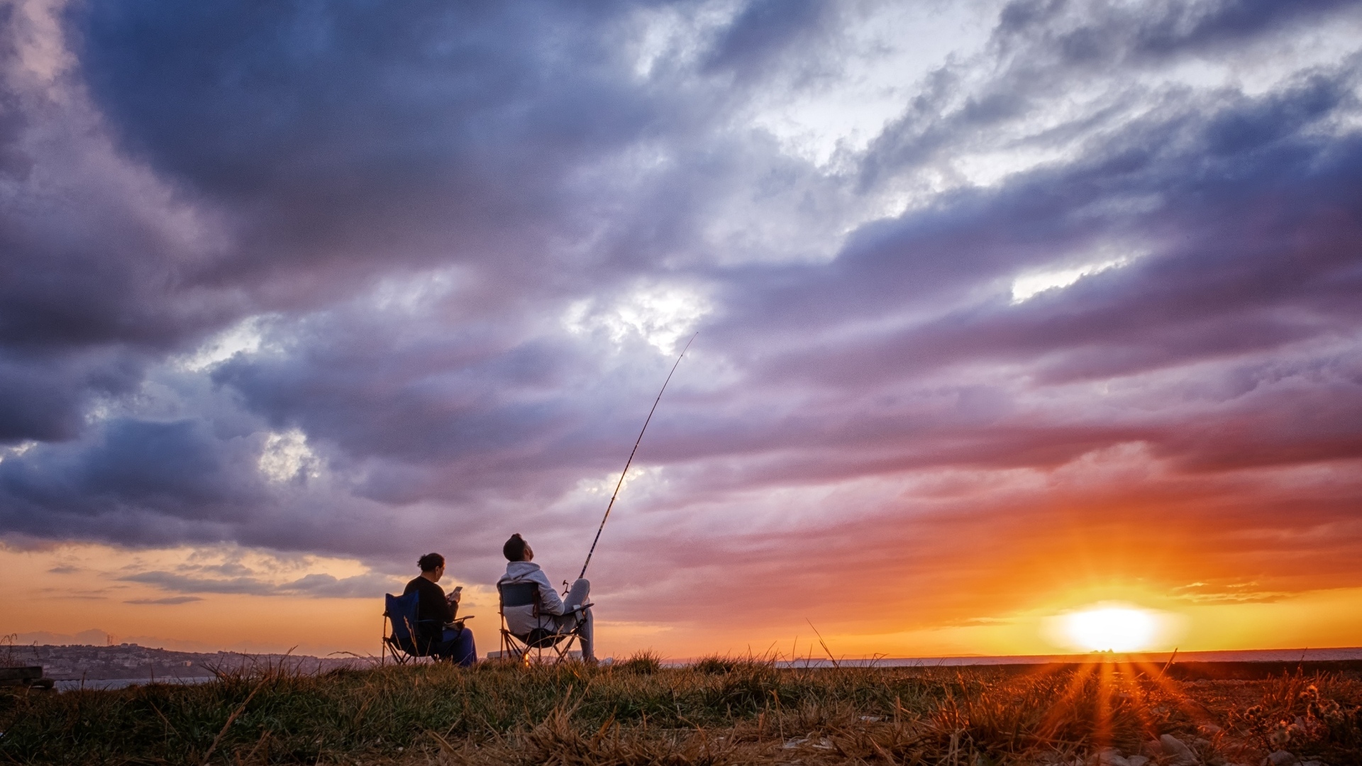 Рыбалка на закате яркого летнего солнца