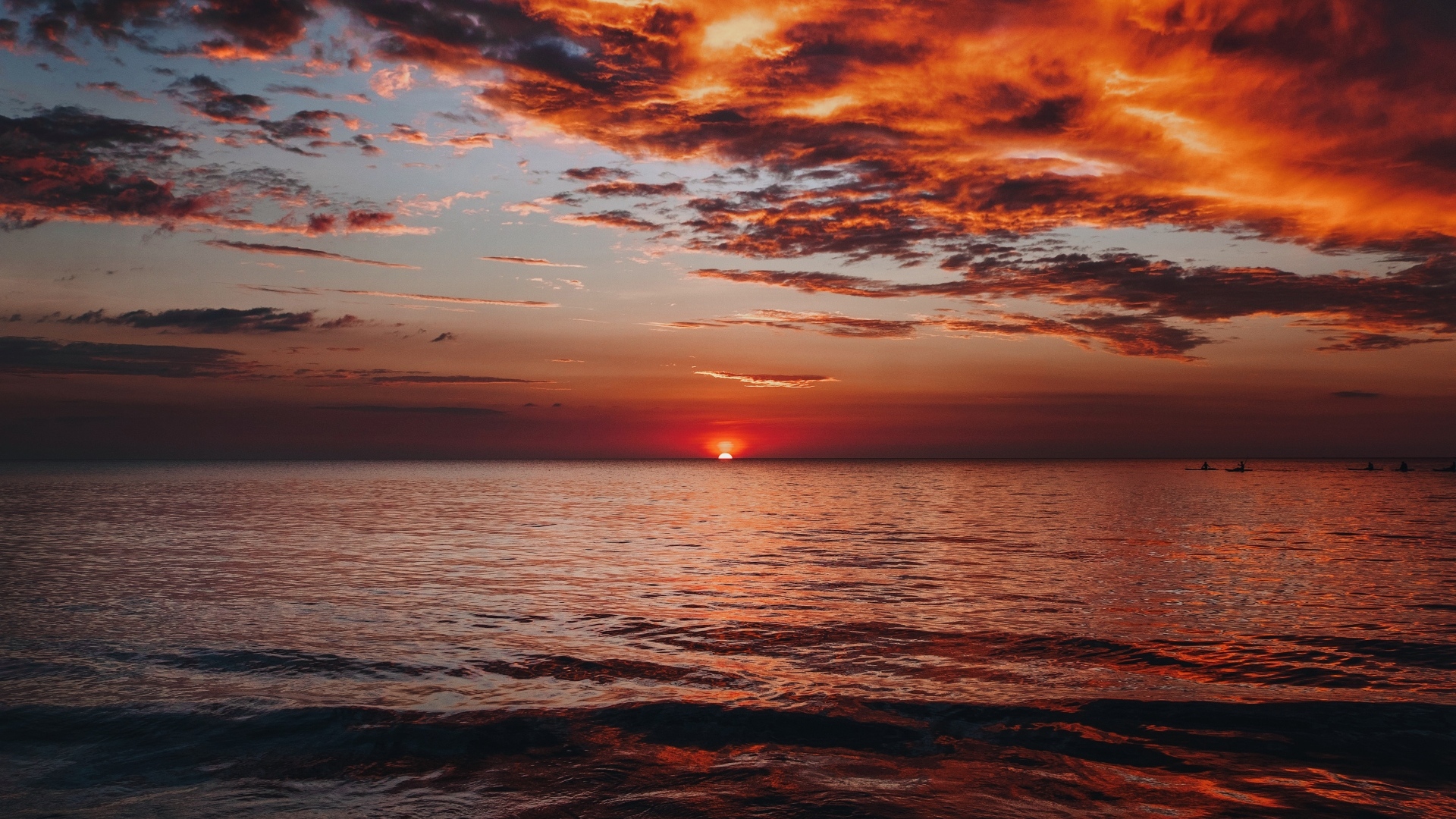 Красные облака в небе над морем на закате