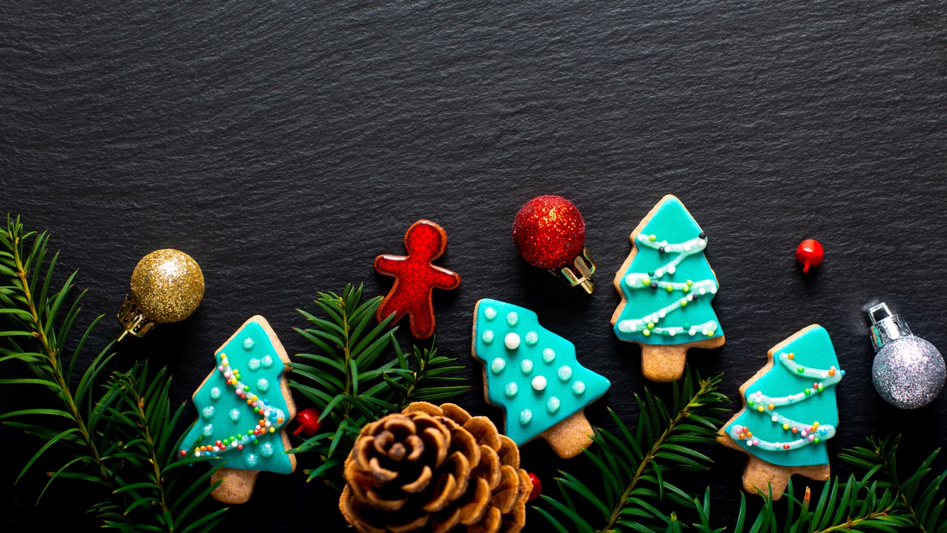 Новогоднее печенье с еловыми ветками на сером фоне