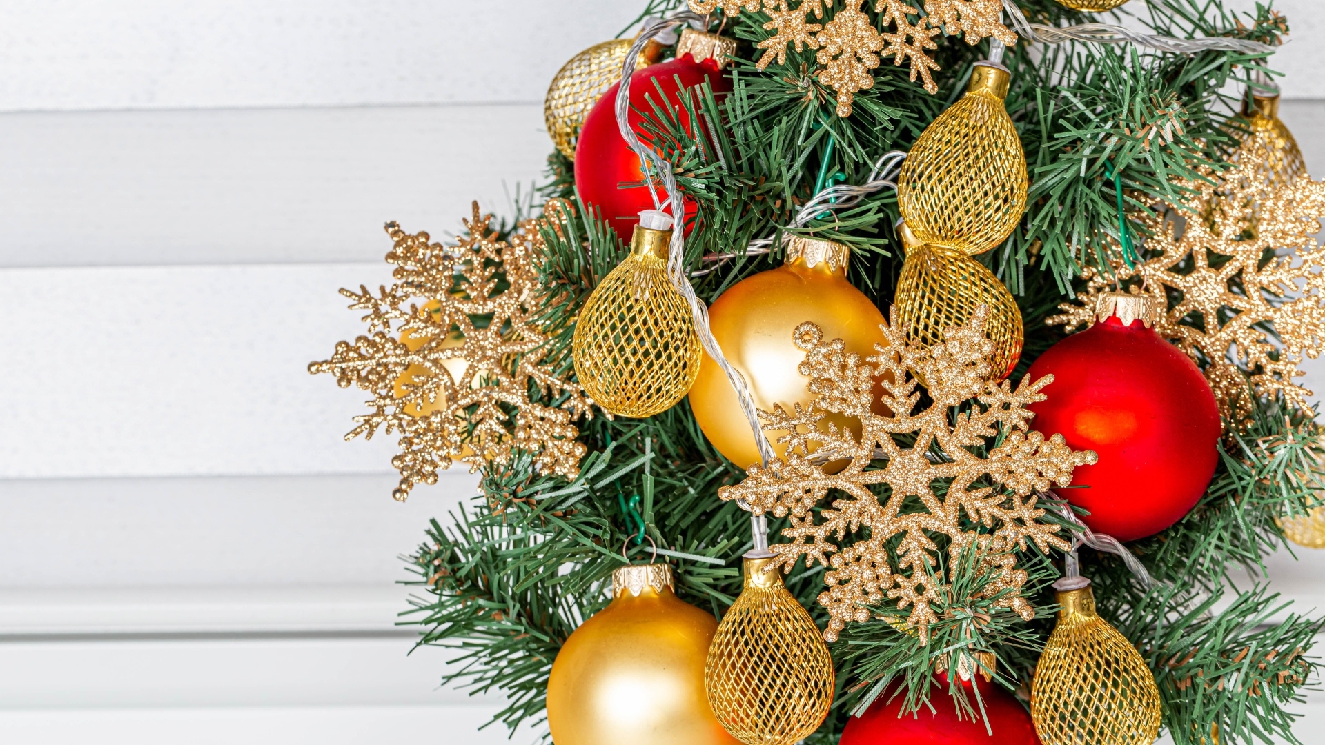 Еловые ветки и игрушки на новый год