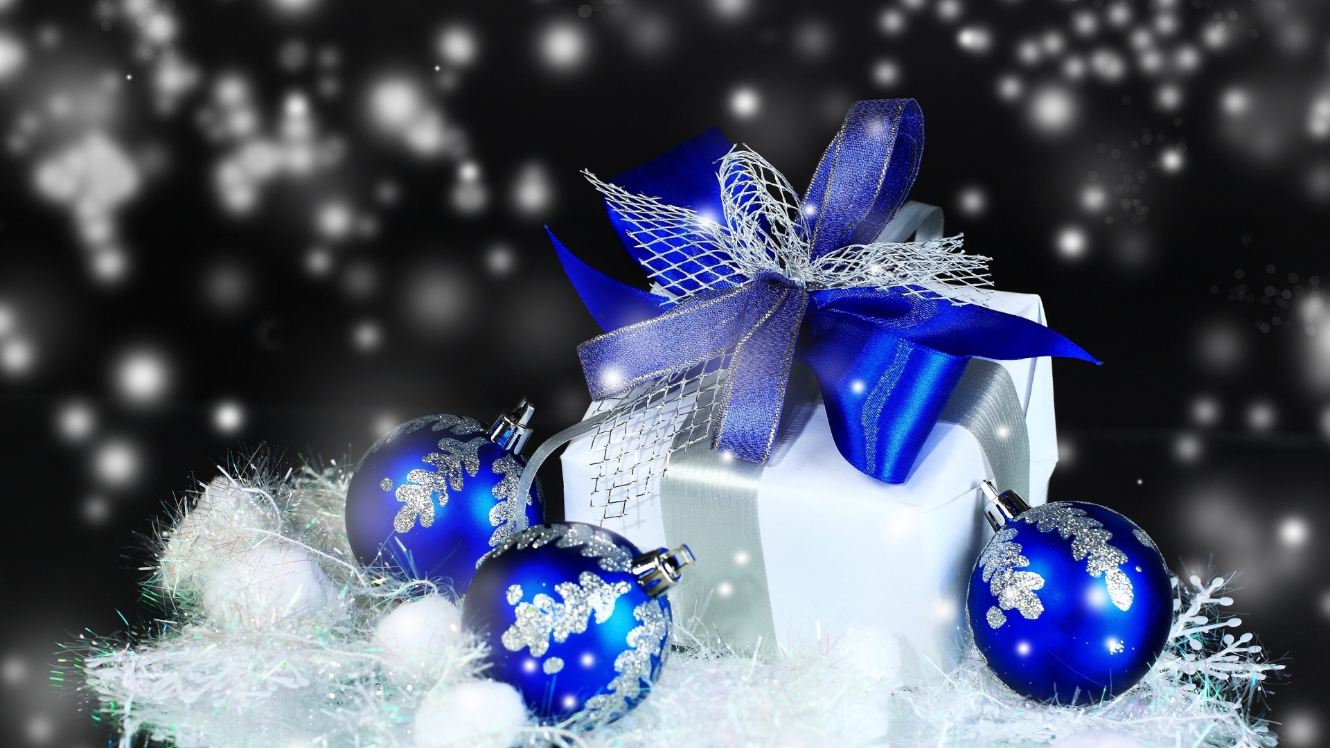 Подарок и красивые синие шарики на новый год 2024
