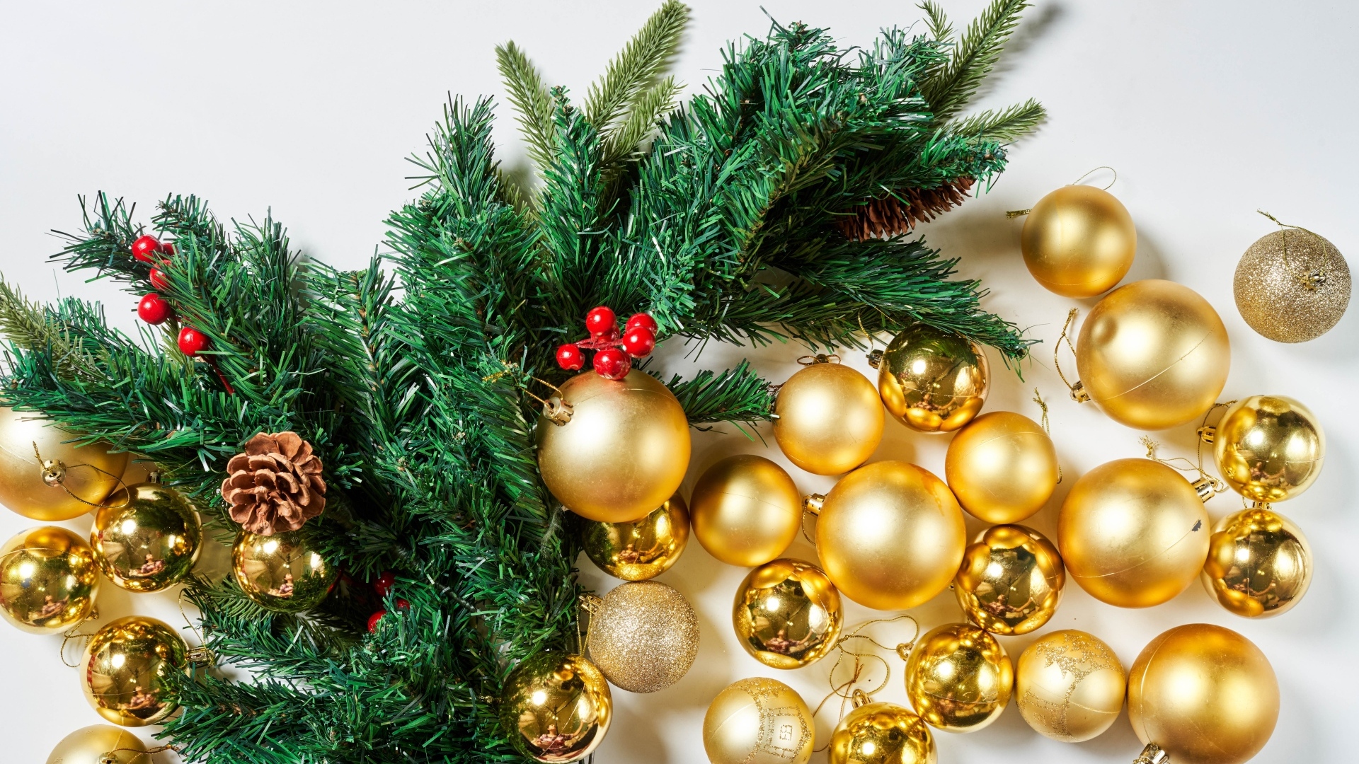 Золотистые игрушки и елочные ветки