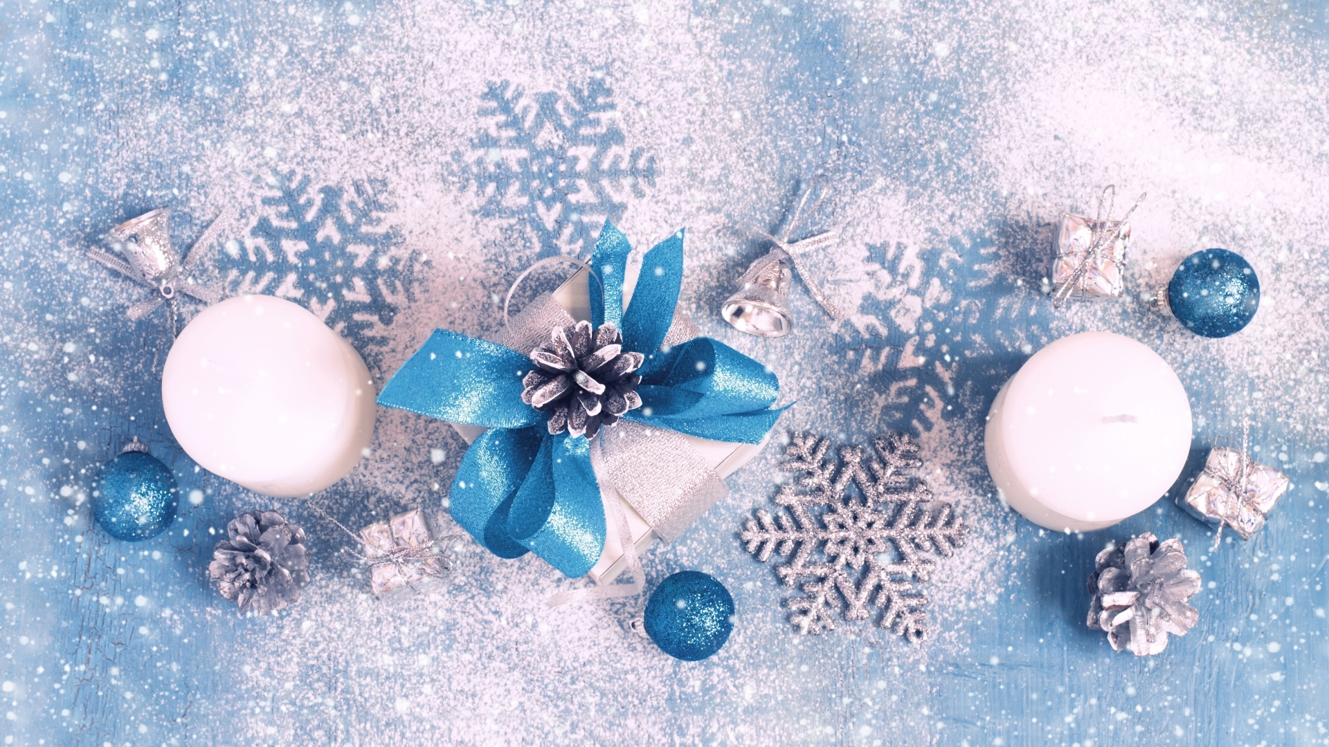 Снег и новогодний декор на голубом фоне