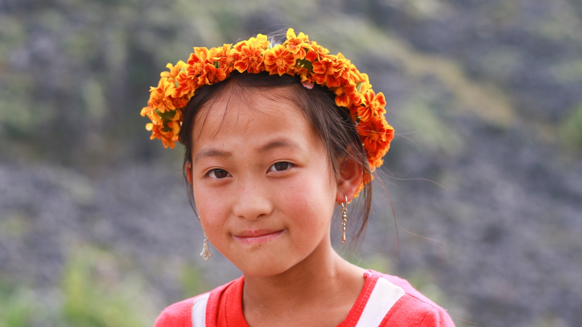 Девочка азиатка в венке на голове