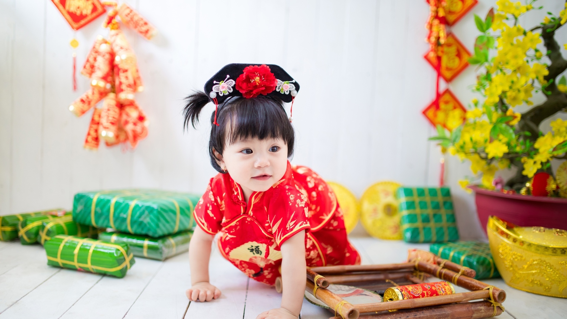 Девочка азиатка в национальном костюме