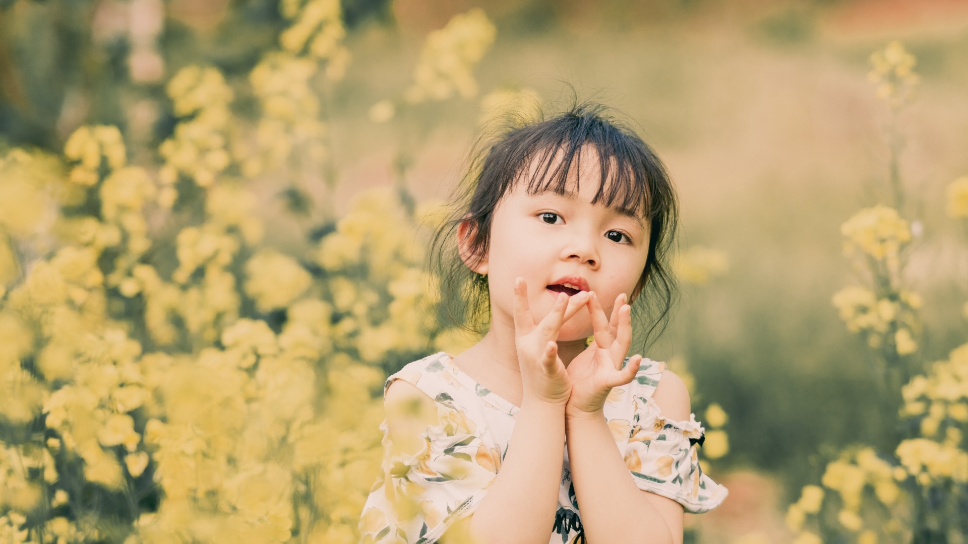 Девочка азиатка в желтых цветах