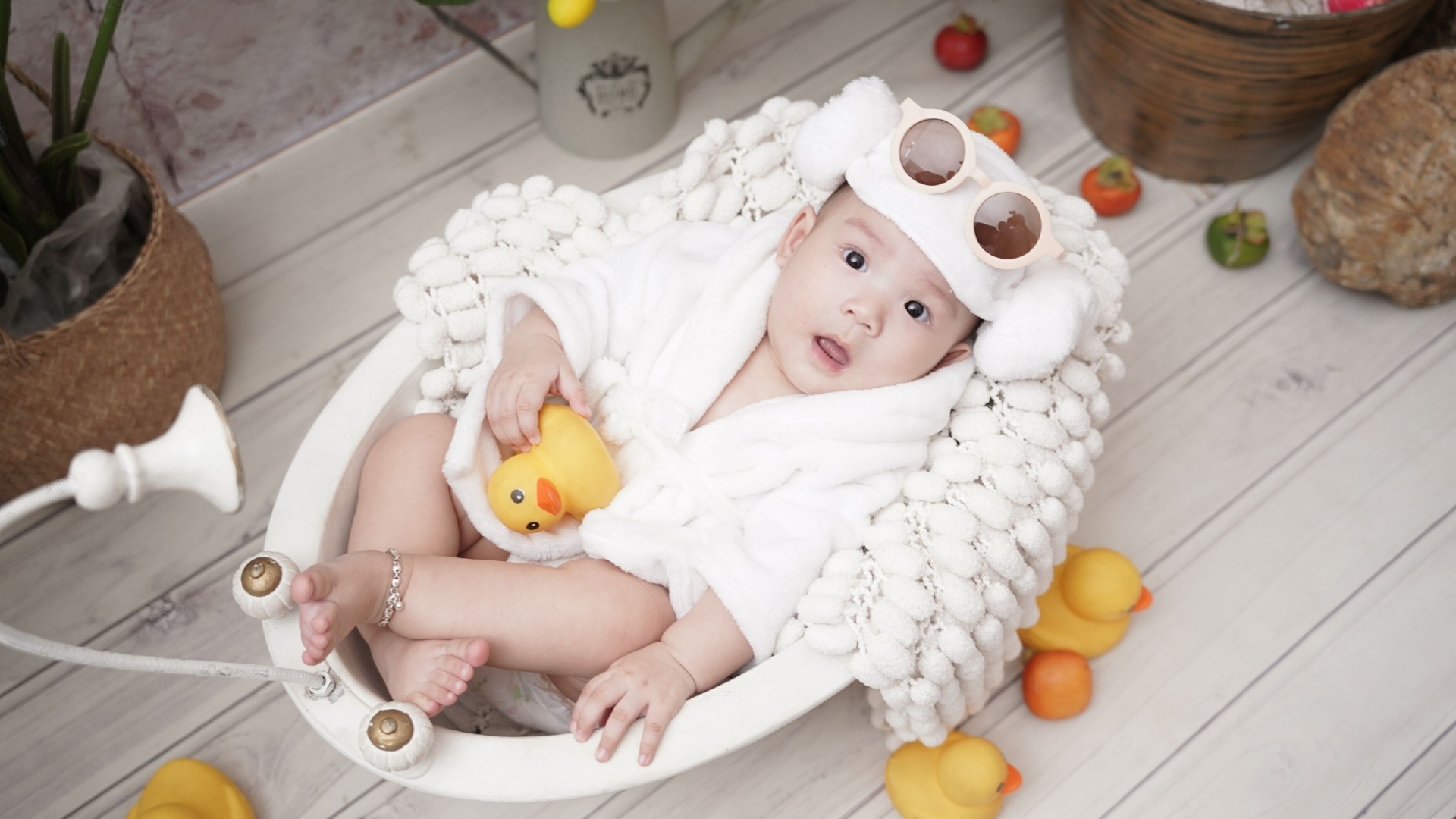 Ребенок в белой игрушечной ванной