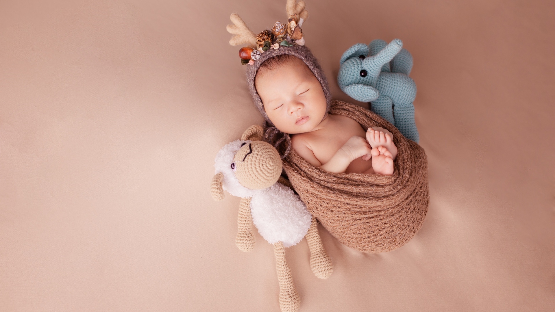 Ребенок спит с любимыми игрушками