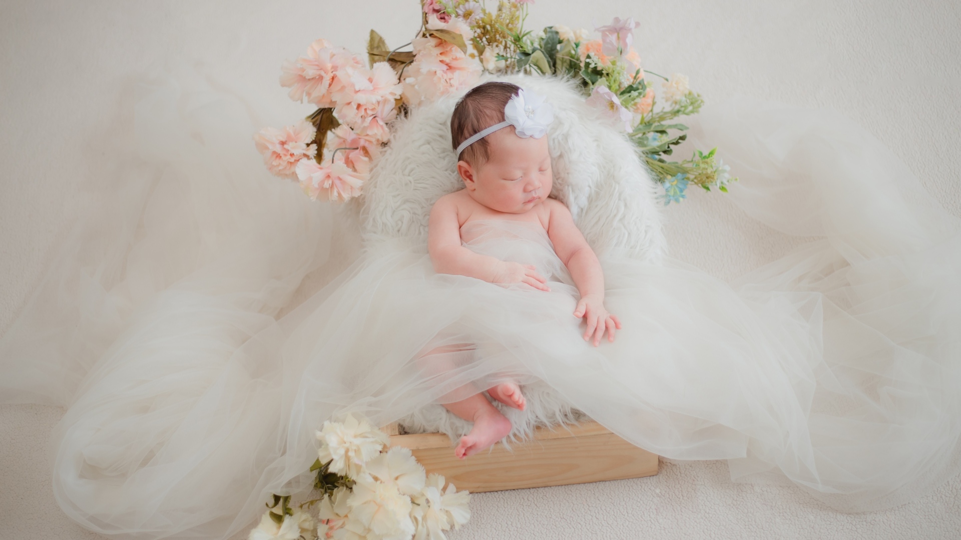 Красивая кровать с цветами для спящей красавицы