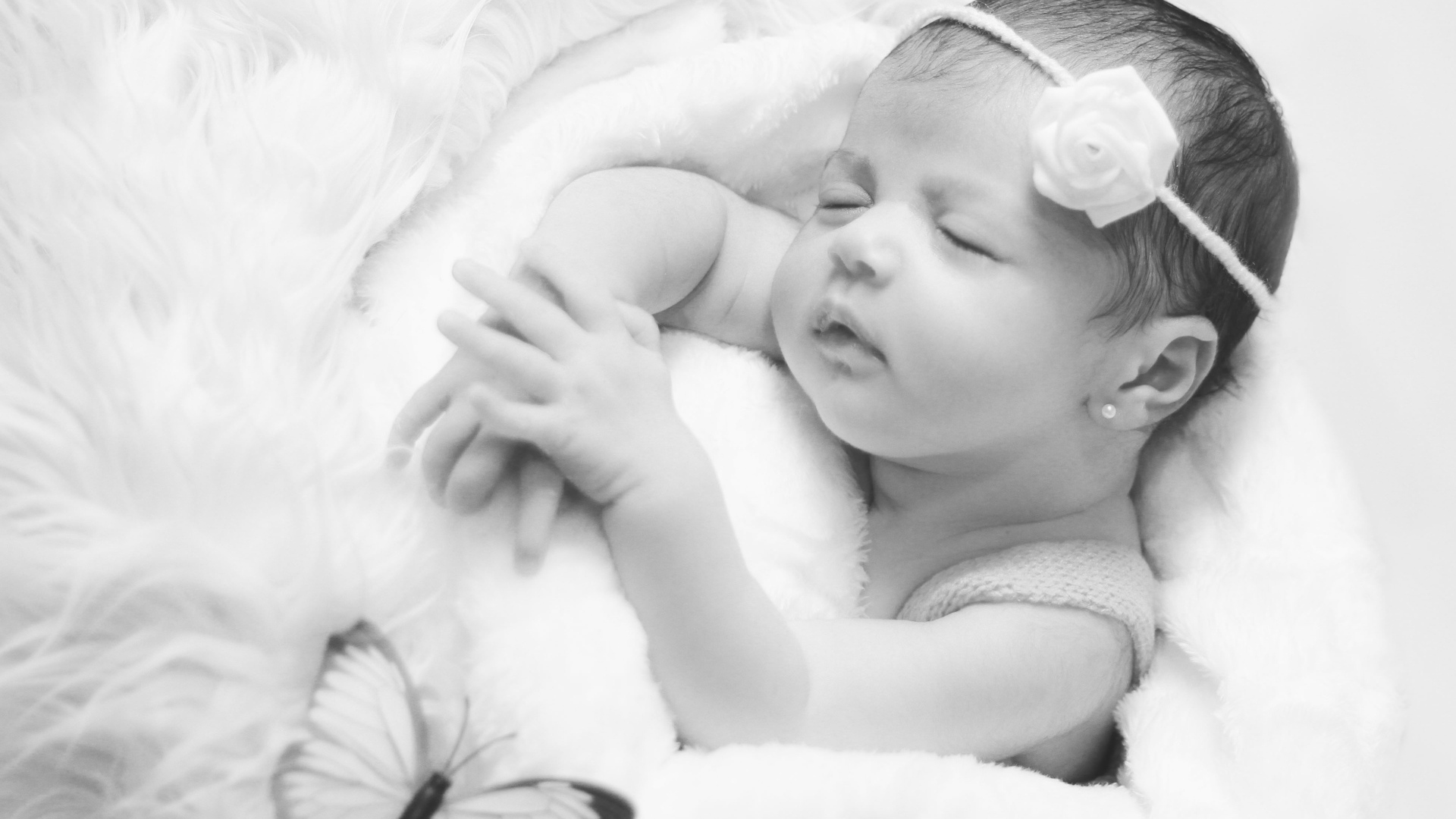 Красивое черно-белое фото новорожденной девочки