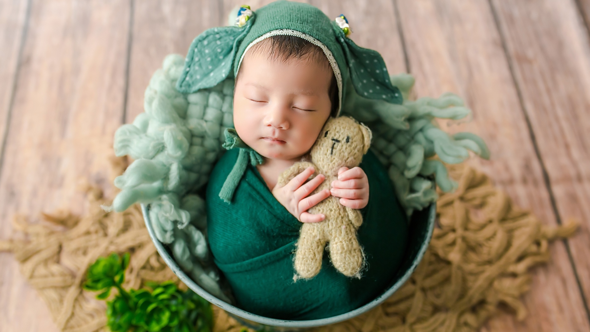 Красивый костюм на новорожденном ребенке