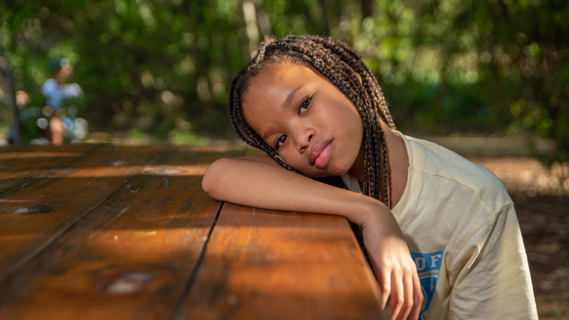 Красивая темнокожая девочка с косичками на голове 