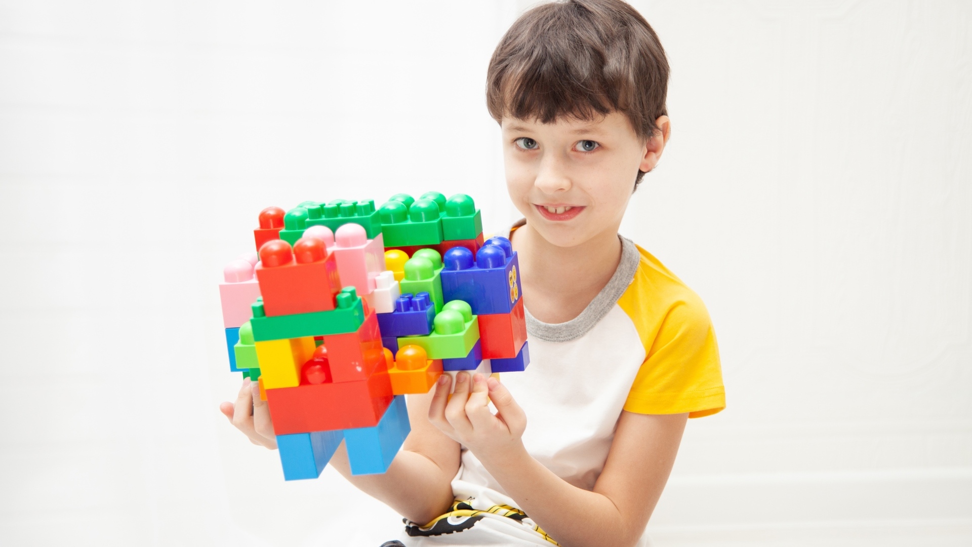 Мальчик с конструктором в руках