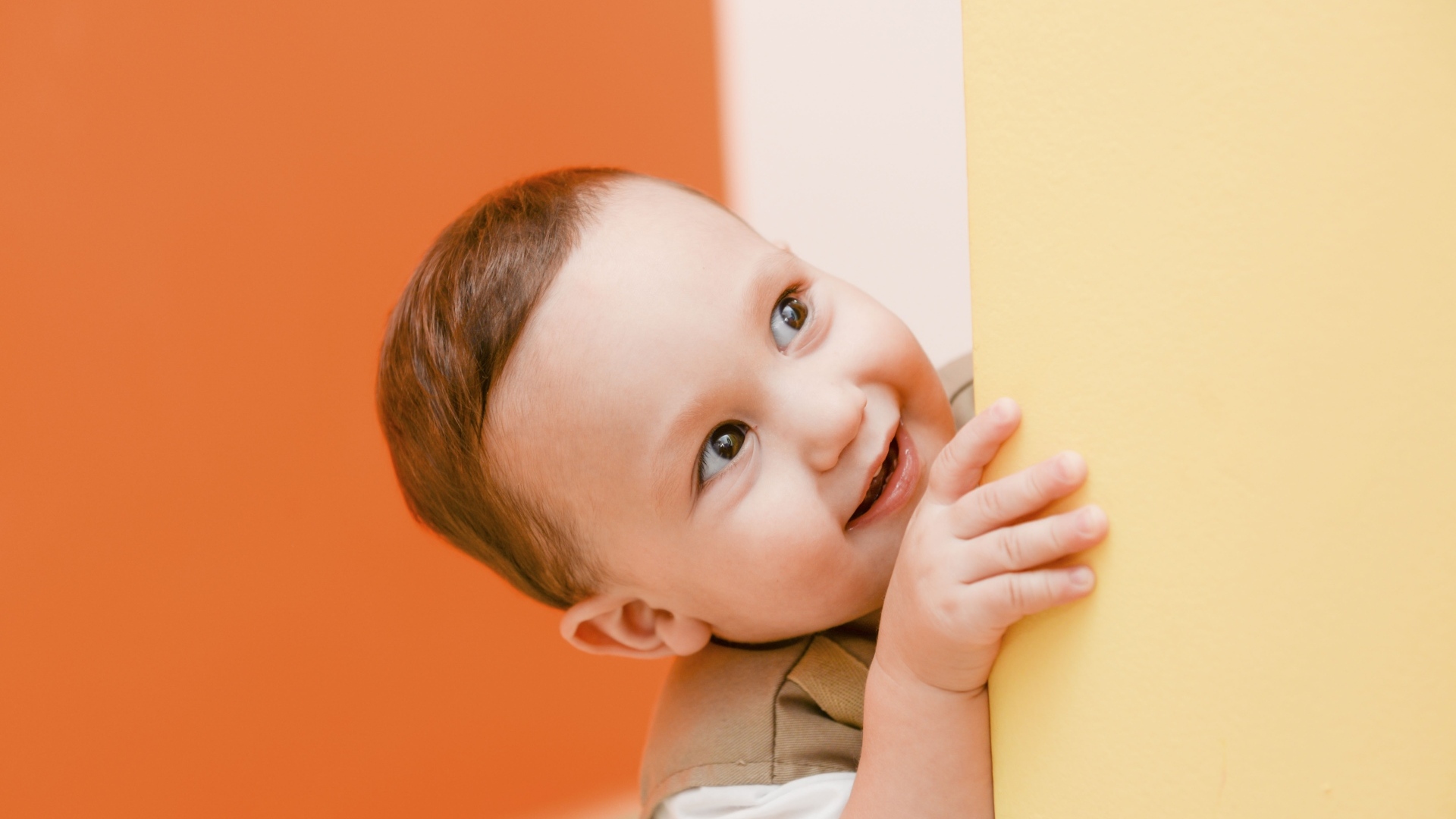 Любопытный маленький ребенок