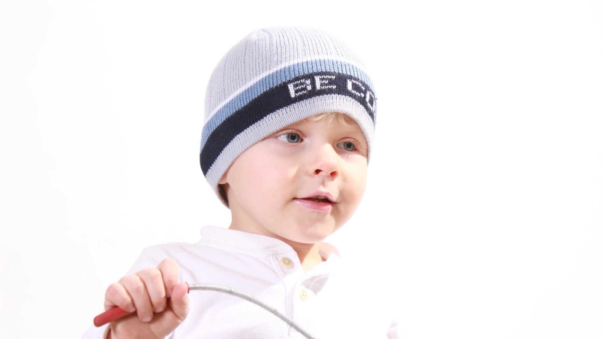 Милый мальчик в шапке на белом фоне