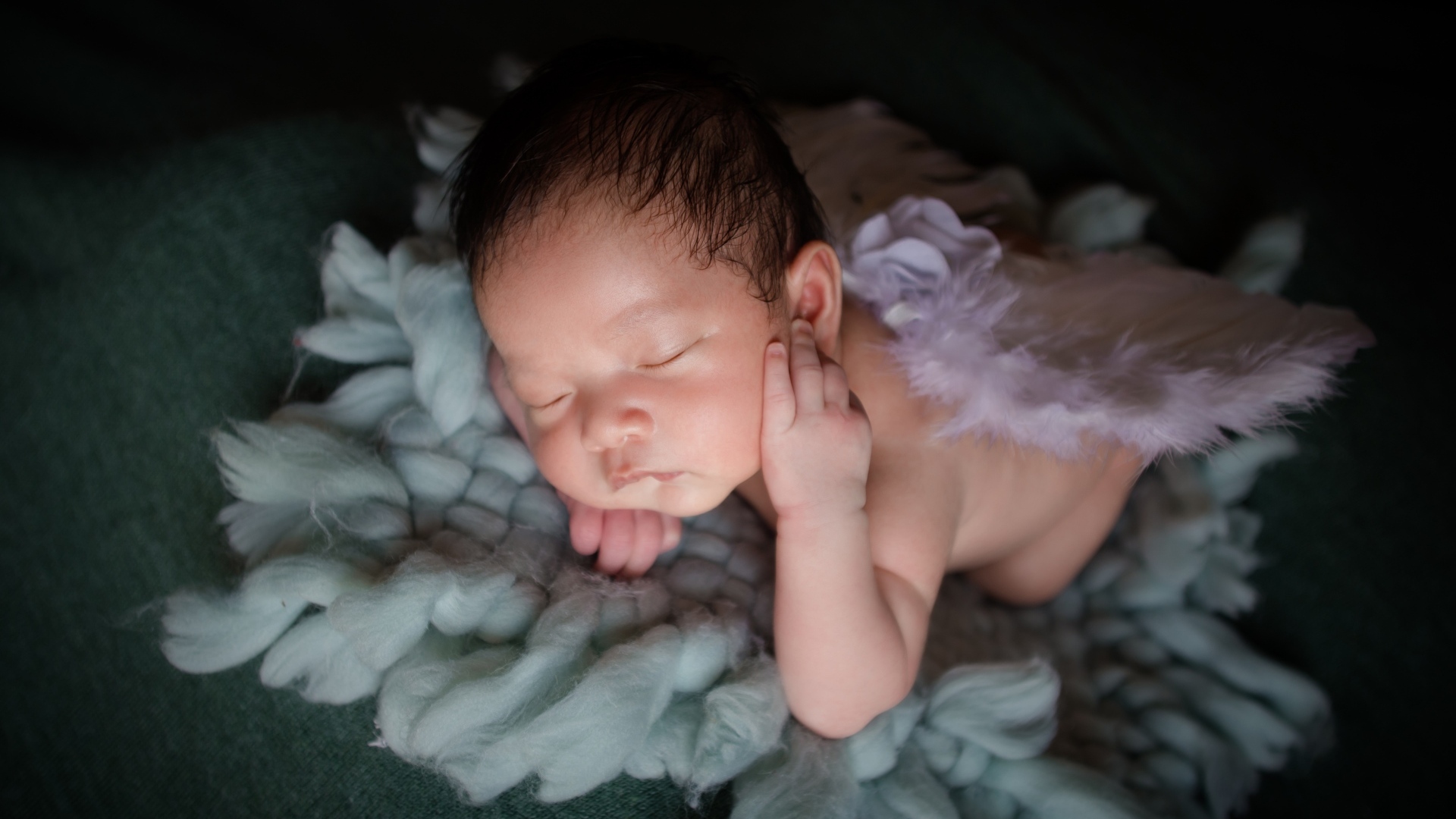 Милый новорожденный малыш с крыльями ангела 