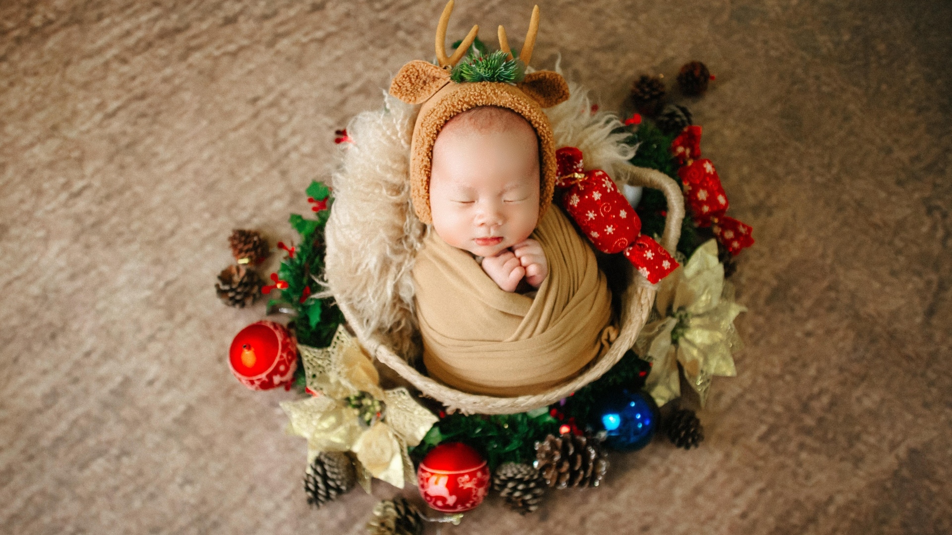 Милый спящий новорожденный малыш с игрушками