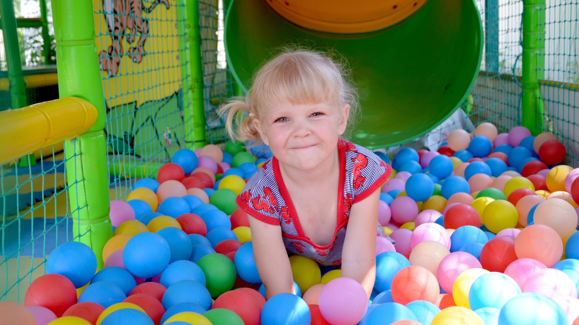 Забавная девочка играет в шариках