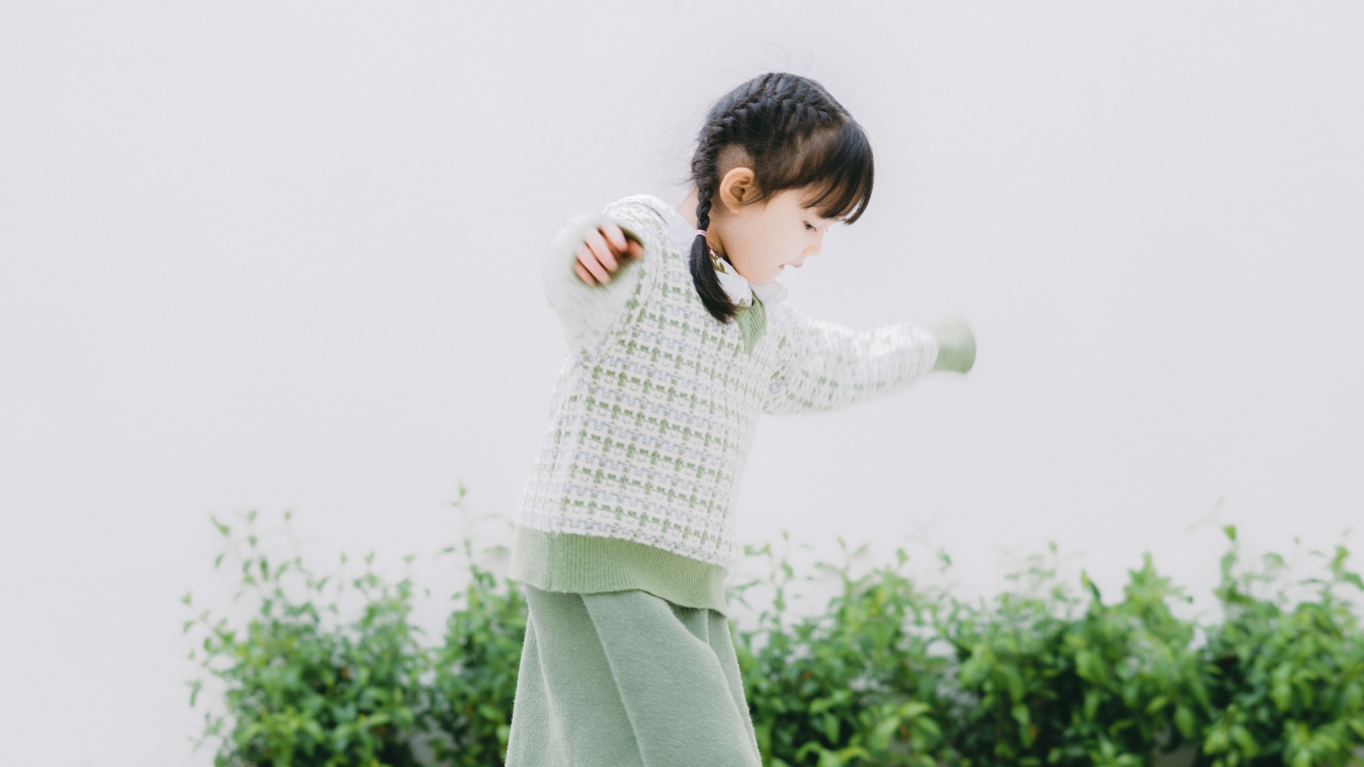 Маленькая девочка азиатка играет в саду