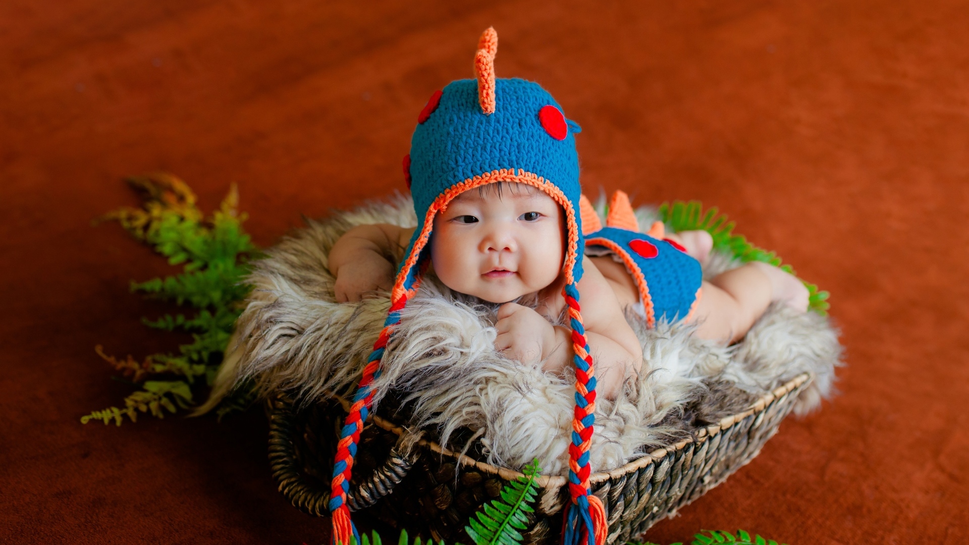 Маленький ребенок в смешной вязаной шапке