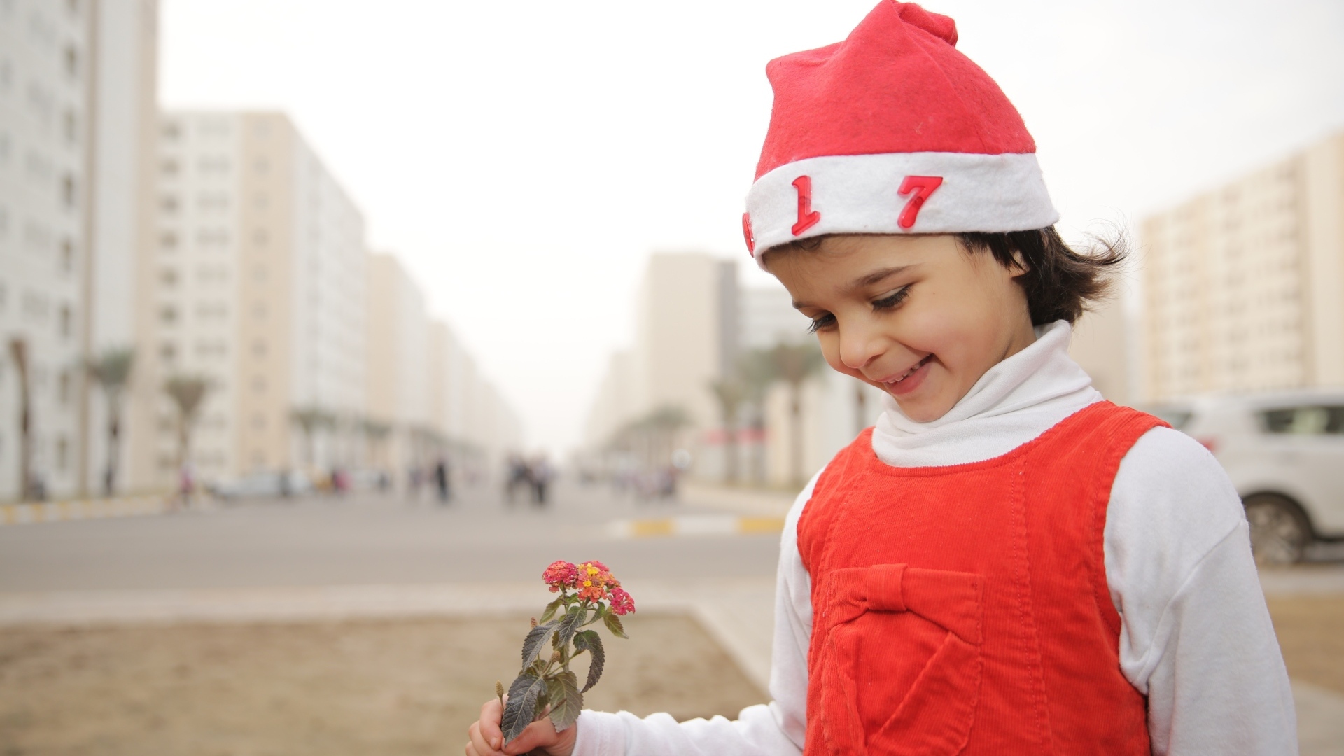 Маленькая девочка в новогоднем костюме