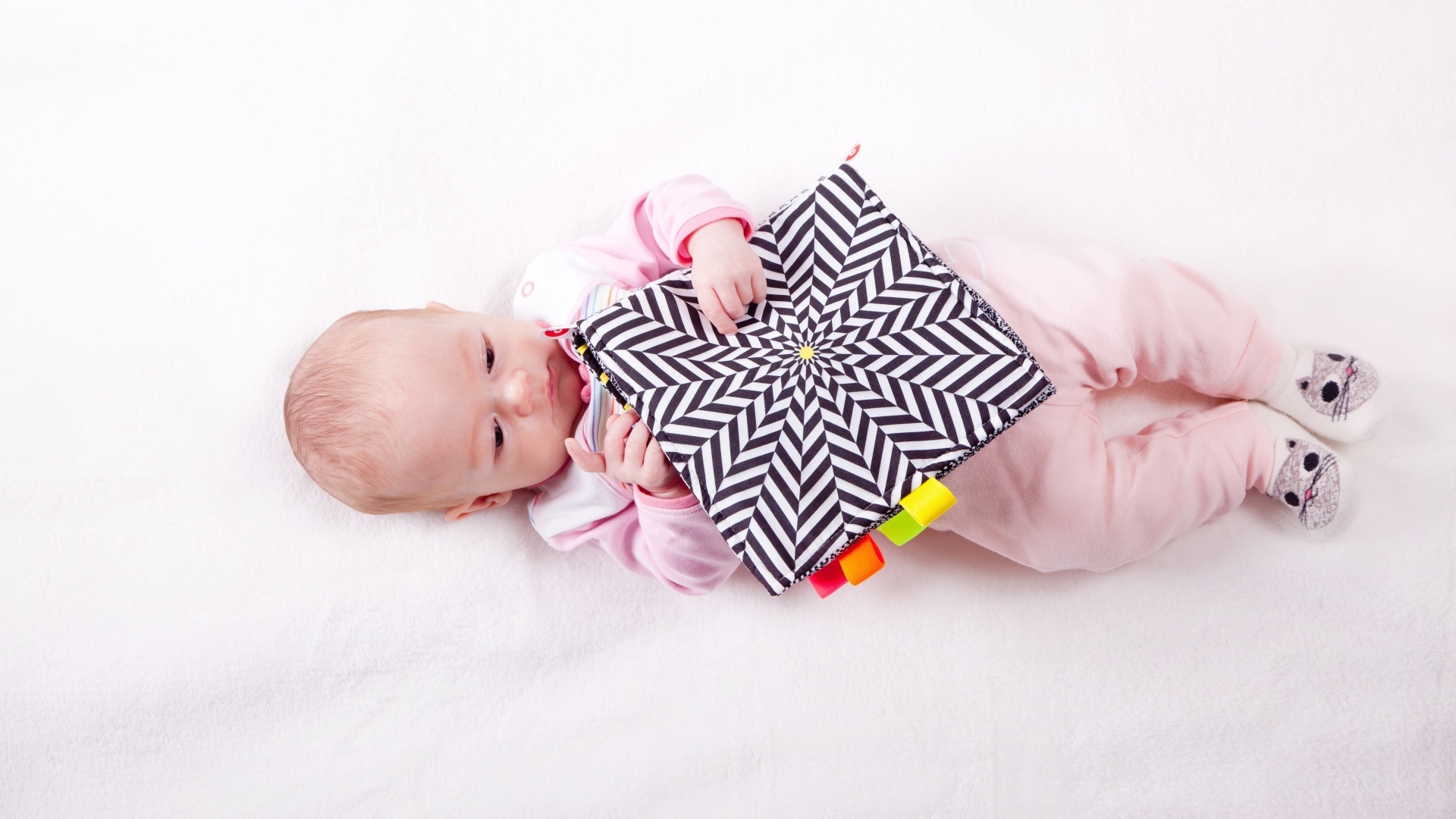 Маленькая девочка с книгой на белом фоне