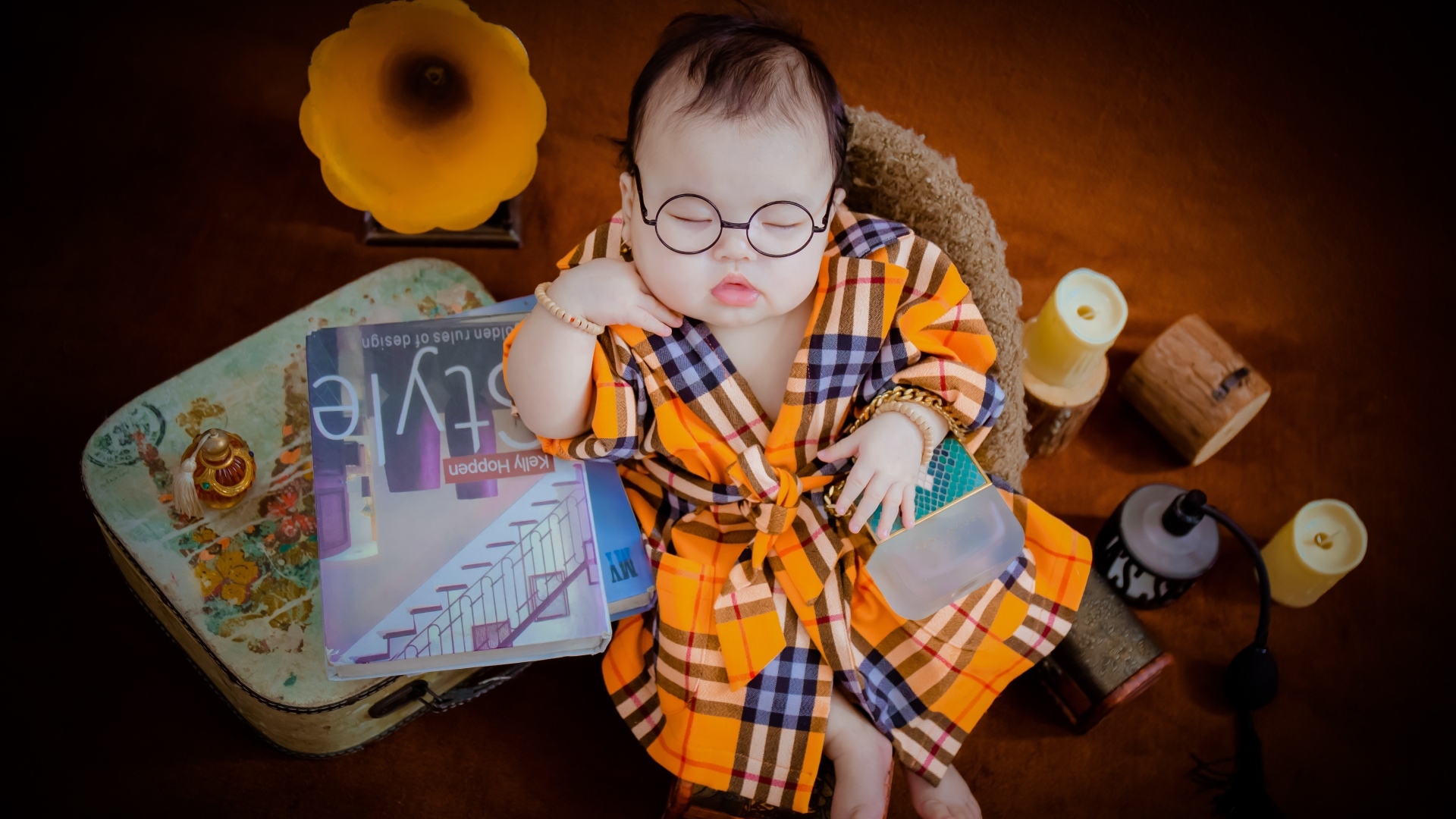 Маленький спящий ребенок в очках и халате